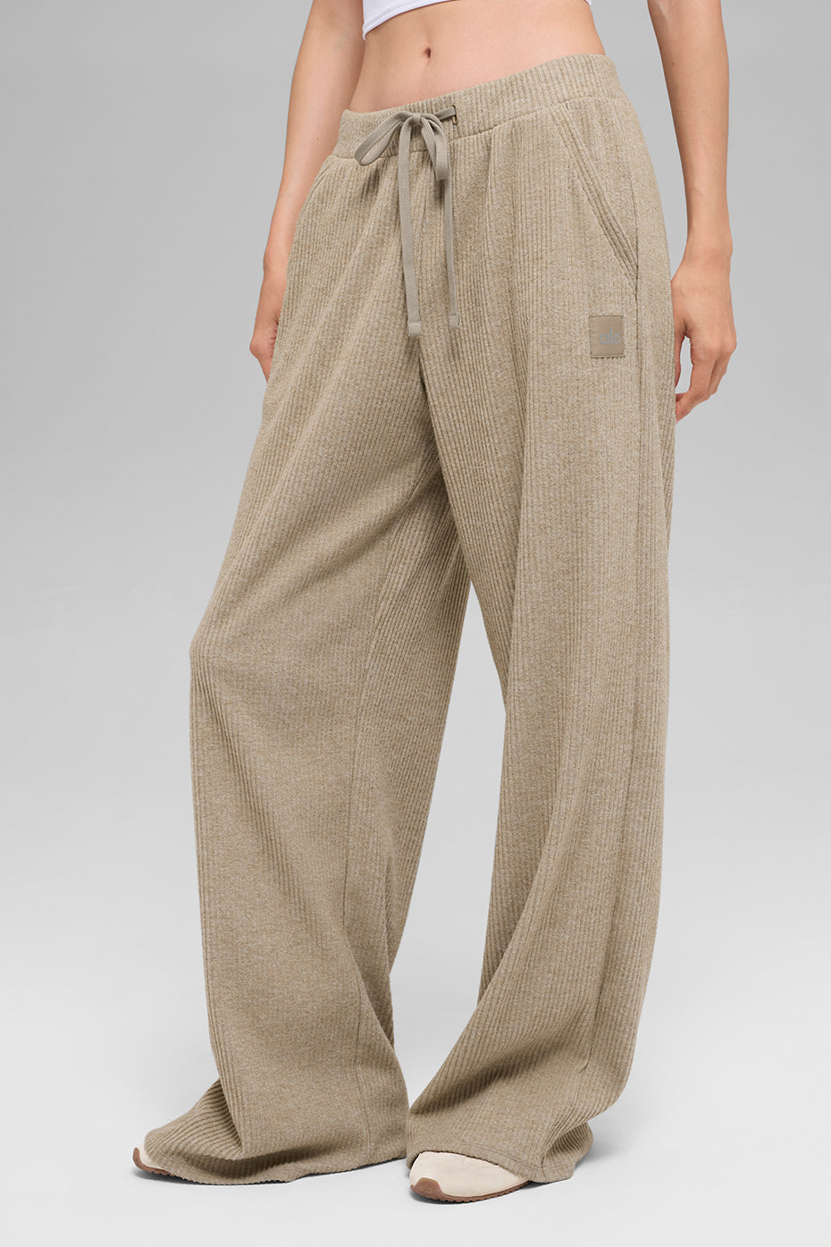 【alo】alo yoga 新品ベージュ ワイドパンツ ヨガウェアMサイズ alo】関税込☆ 7/8 Alosoft Heart Throb セットアップ (ALO Yoga