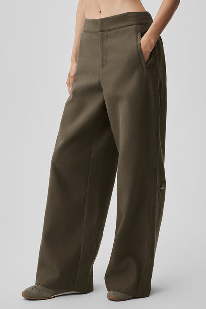 Alo Yoga Women'S Mid-Rise Cosmopolitan Snap Pant