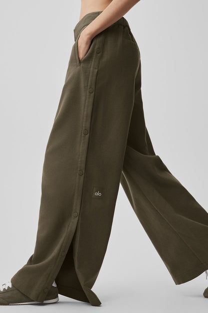 Alo Yoga Women'S Mid-Rise Cosmopolitan Snap Pant