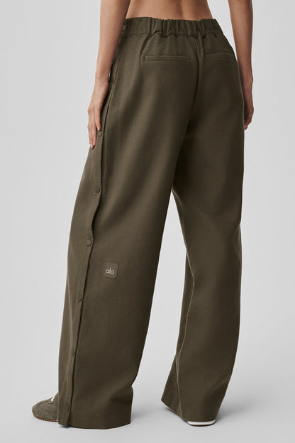 Alo Yoga Women'S Mid-Rise Cosmopolitan Snap Pant
