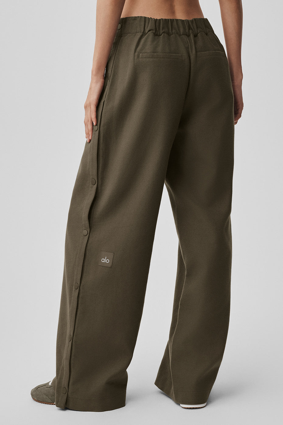 Alo Yoga Women'S Mid-Rise Cosmopolitan Snap Pant