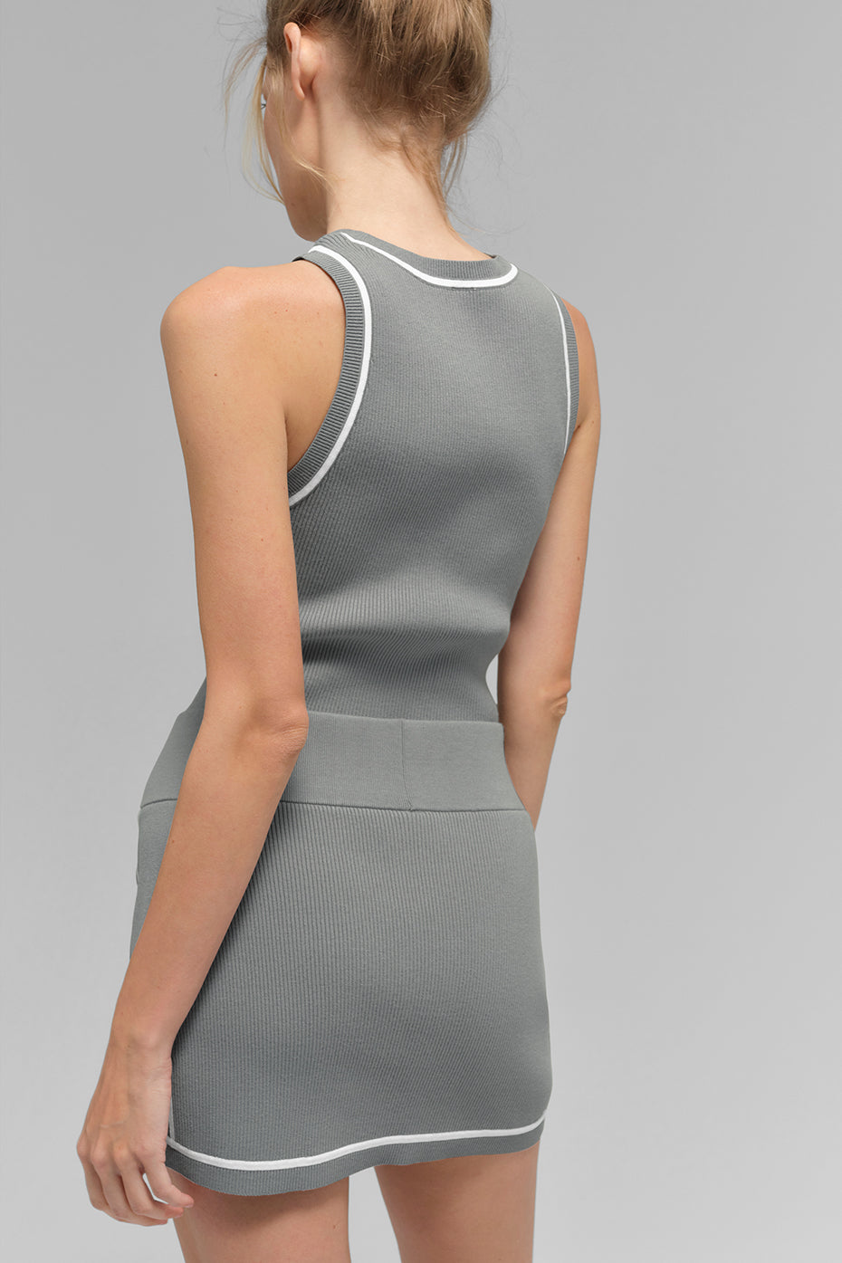 #color_lunar-grey/white