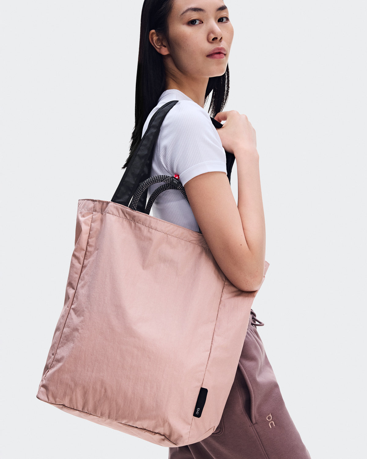 On Tote Pack 25L Biscuit | Black