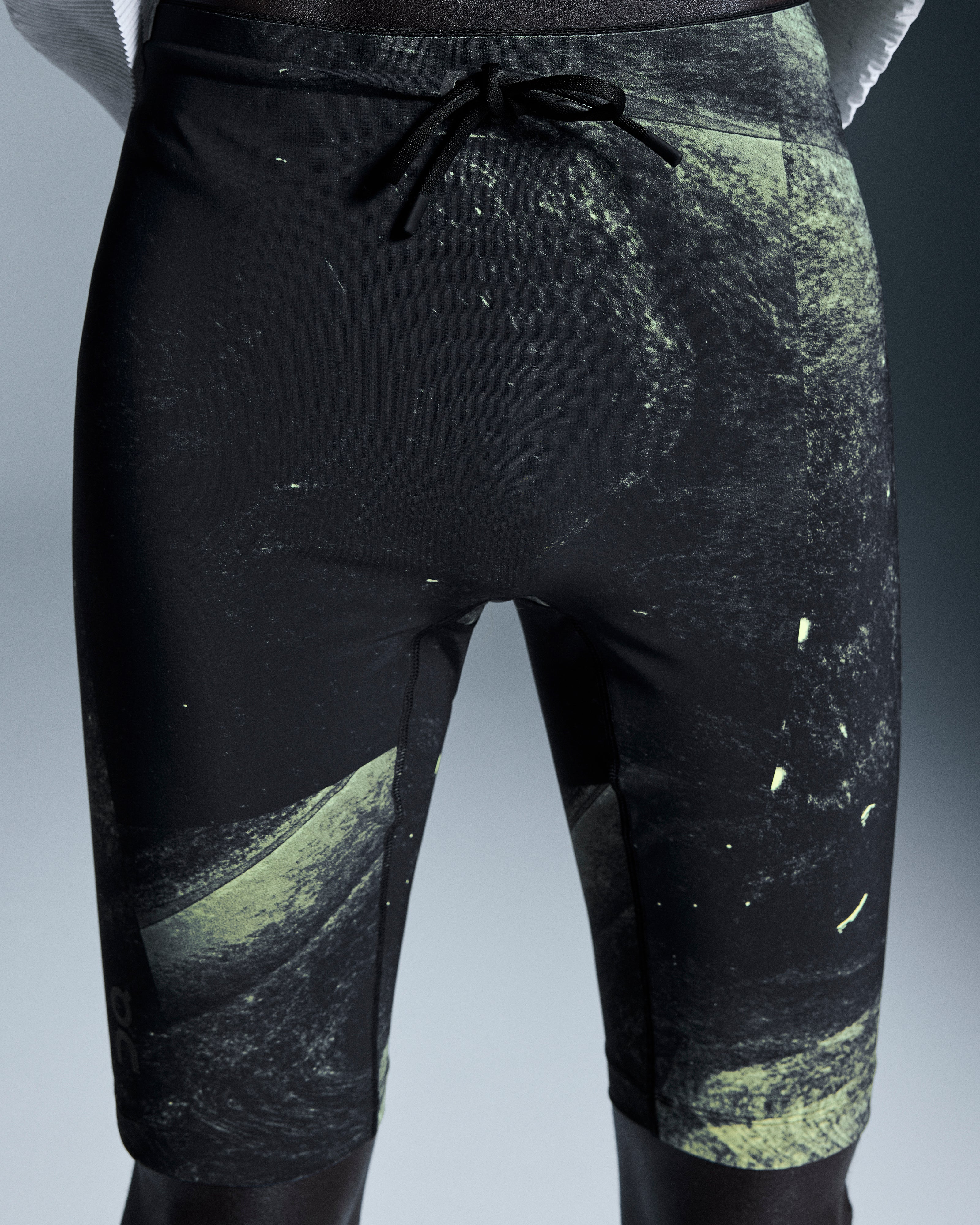 On Race Tights Half Black | Limelight