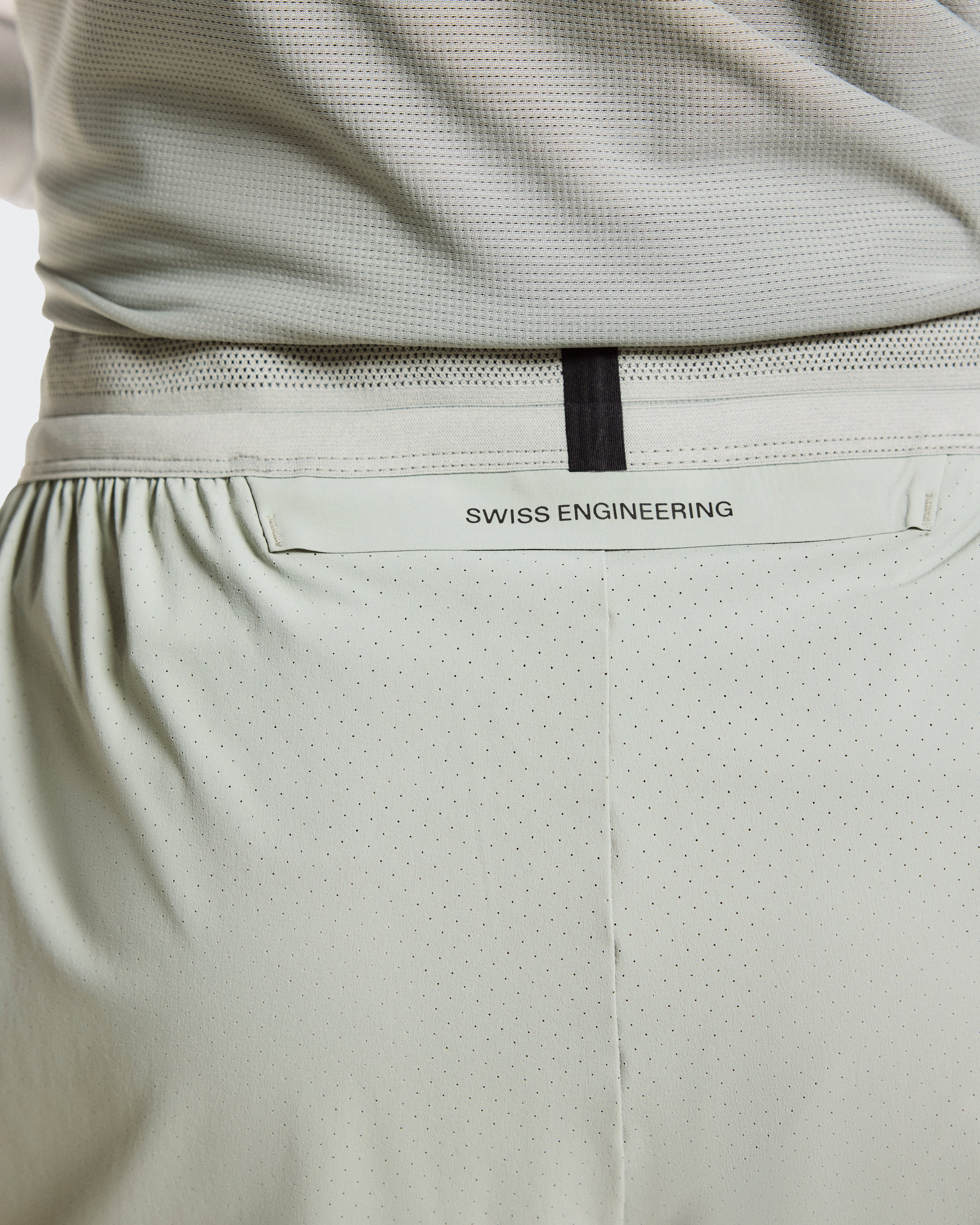 On 7" Performance Shorts Tin
