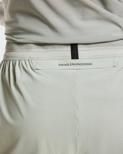 On 7" Performance Shorts Tin
