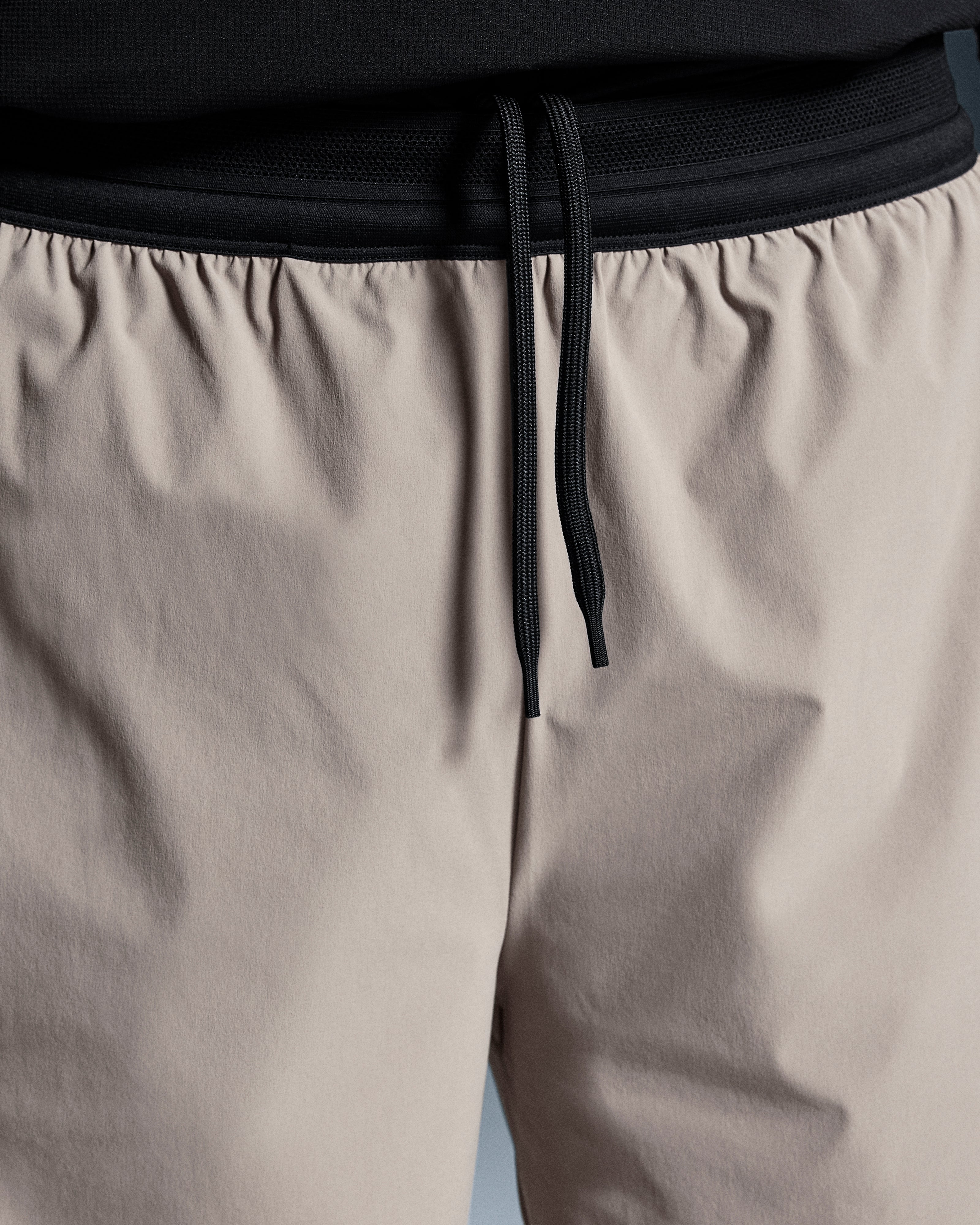 On 5" Performance 2/1 Shorts Cinder | Black