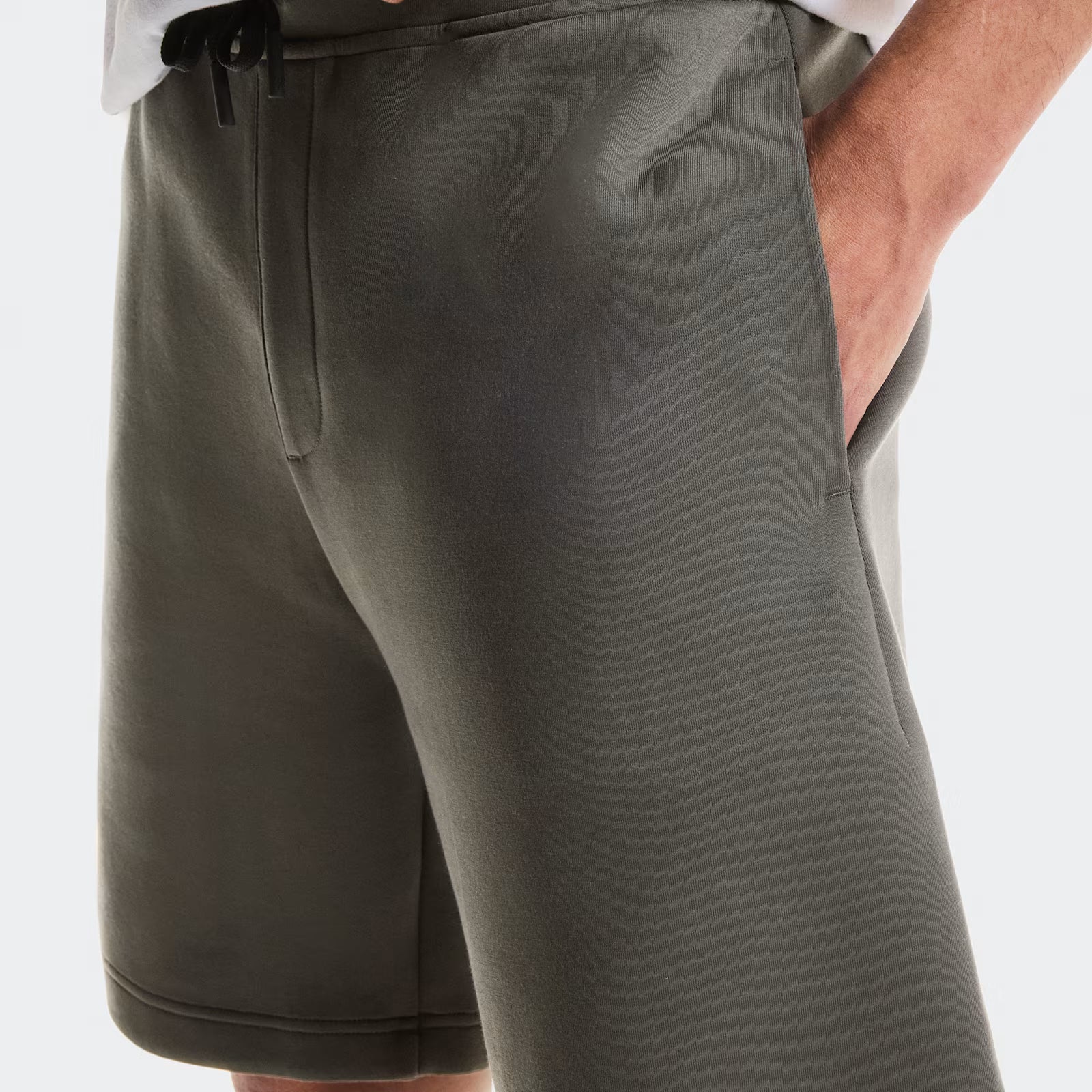 On Focus Tech Shorts Shadow
