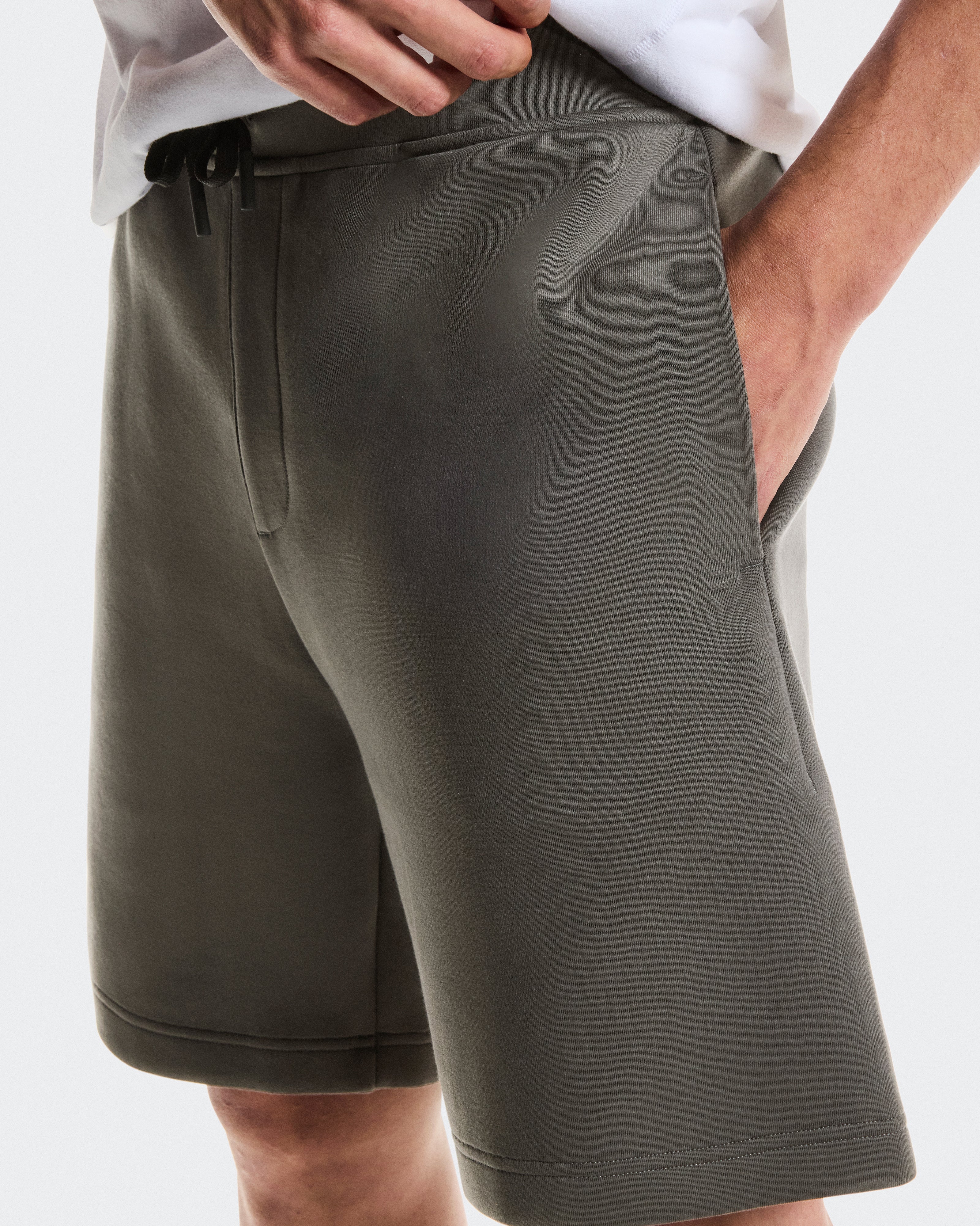 On Focus Tech Shorts Shadow