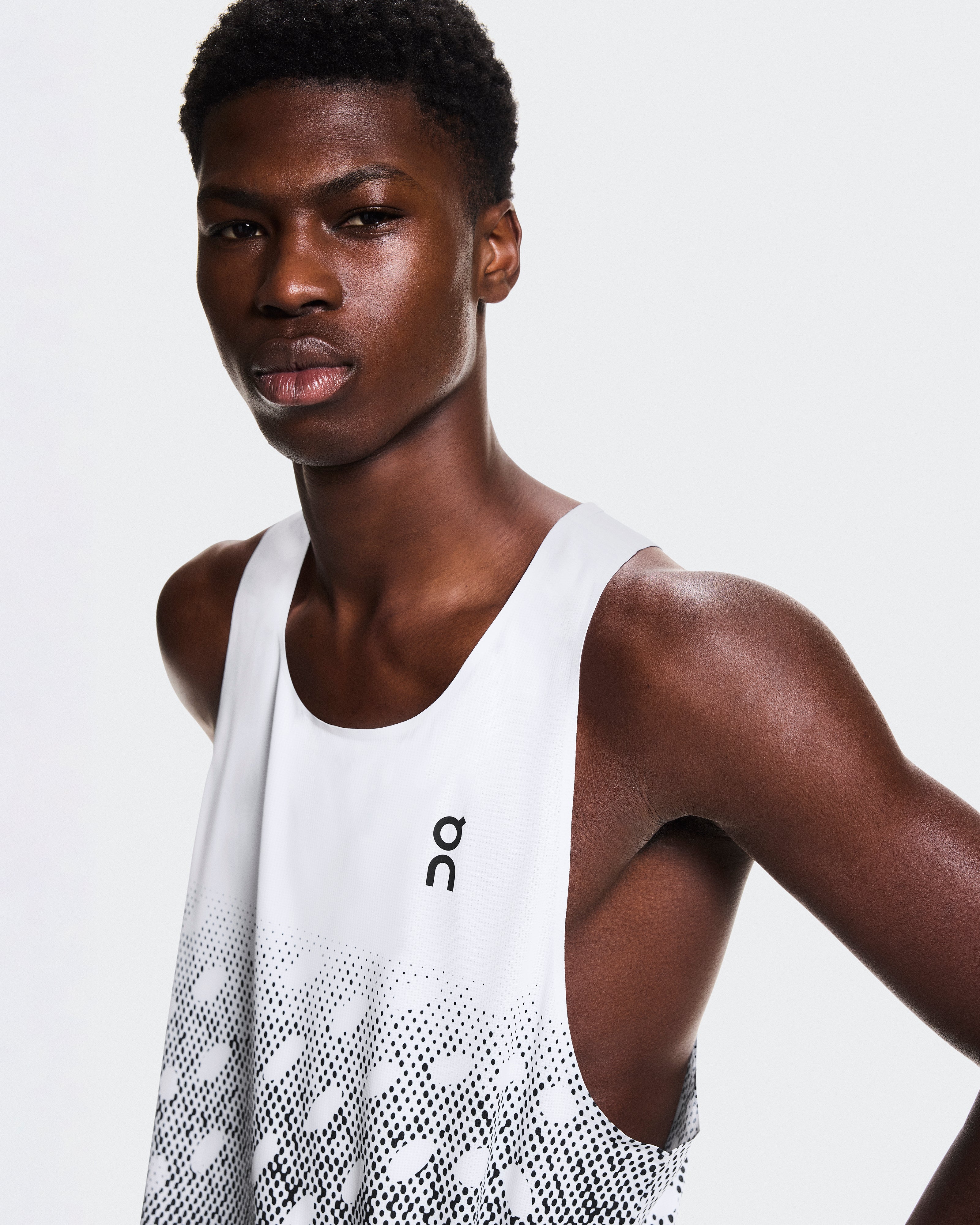 On Zero Singlet White | Iron