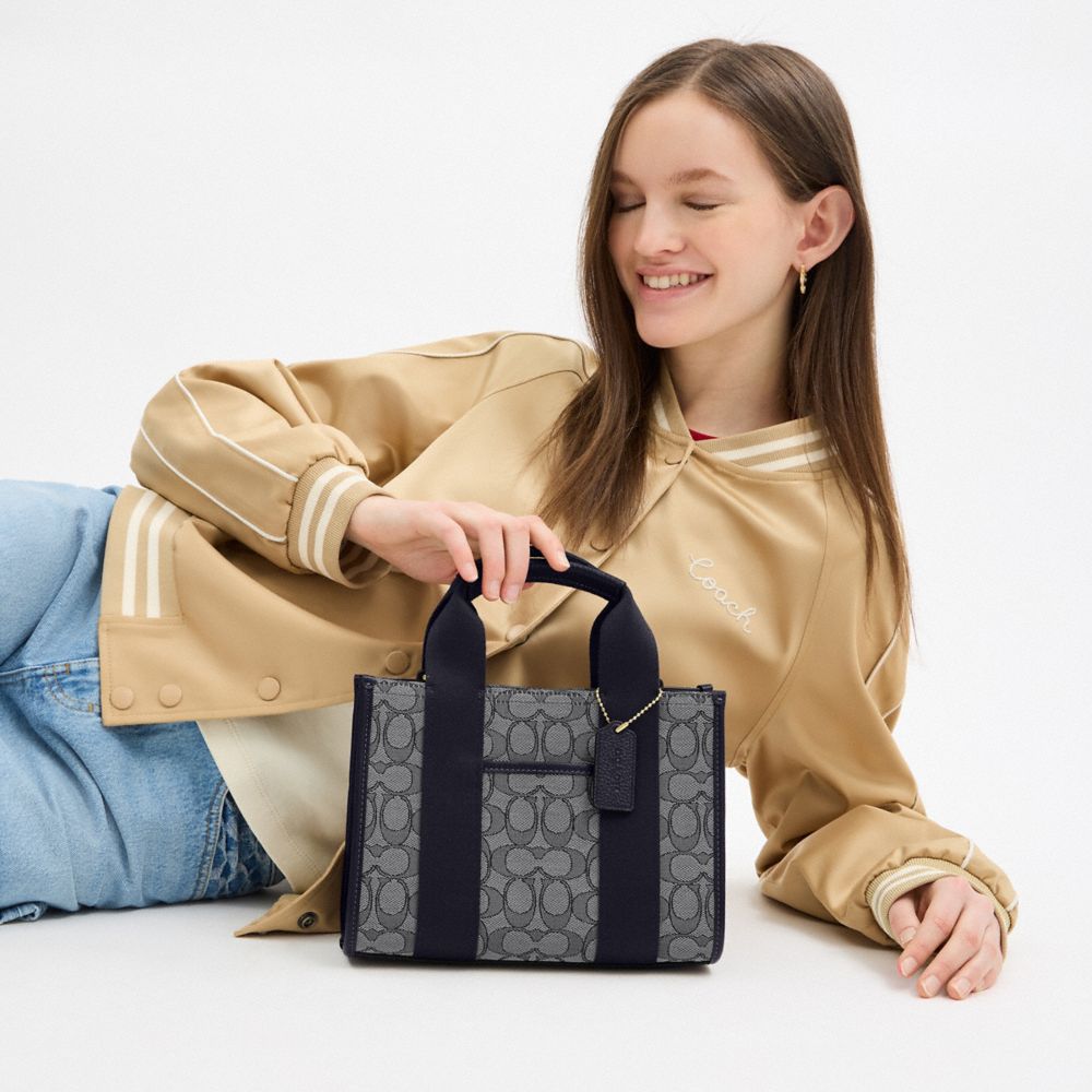 Smith Tote Bag 24 In Signature Jacquard Signature Jacquard-Gold-Navy-Midnight Navy Signature Jacquard-Gold-Navy-Midnight Navy