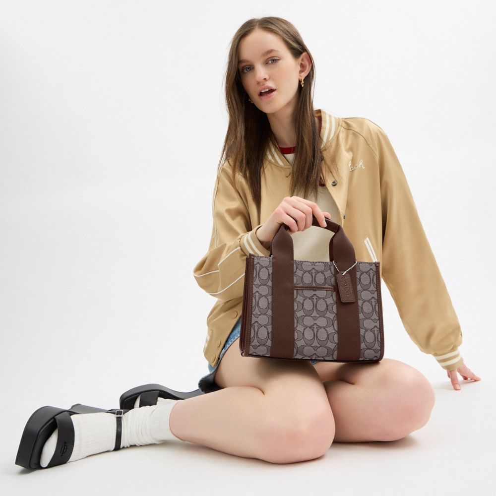 Smith Tote Bag 24 In Signature Jacquard Signature Jacquard-Silver-Oak-Maple Signature Jacquard-Silver-Oak-Maple