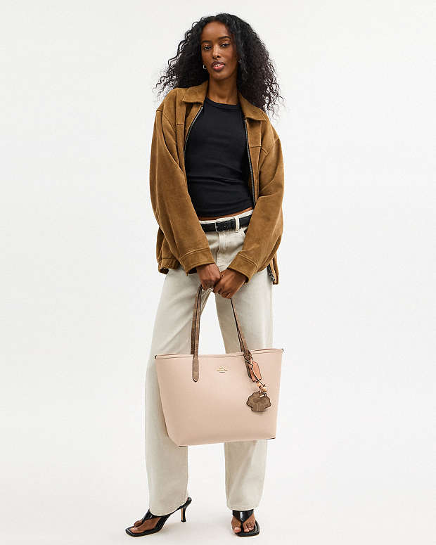【Coach】City Tote Bag With Charm ◆国内発送◆ Coach City Tote Bag With Shell Charm Pebbled Leather-Im