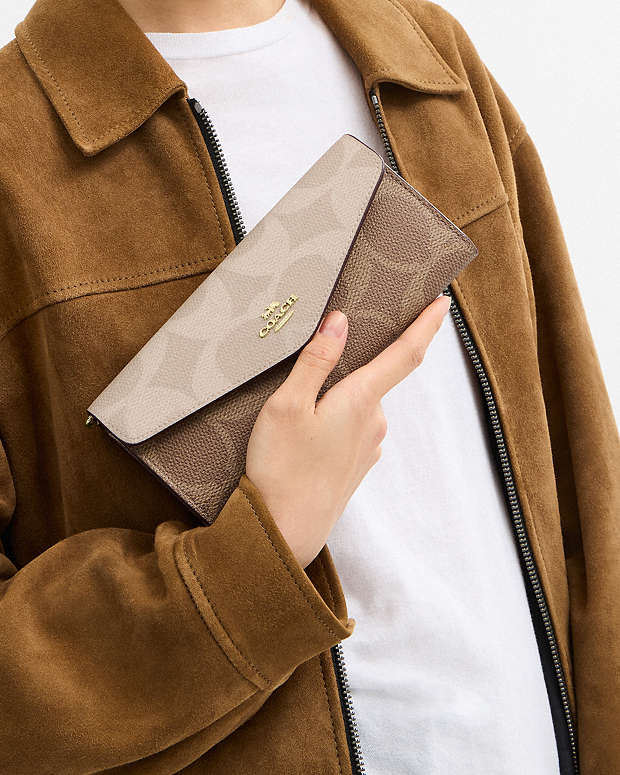 Klare Wallet With Chain In Blocked Signature Canvas Gold-Sand-Tan Gold-Sand-Tan