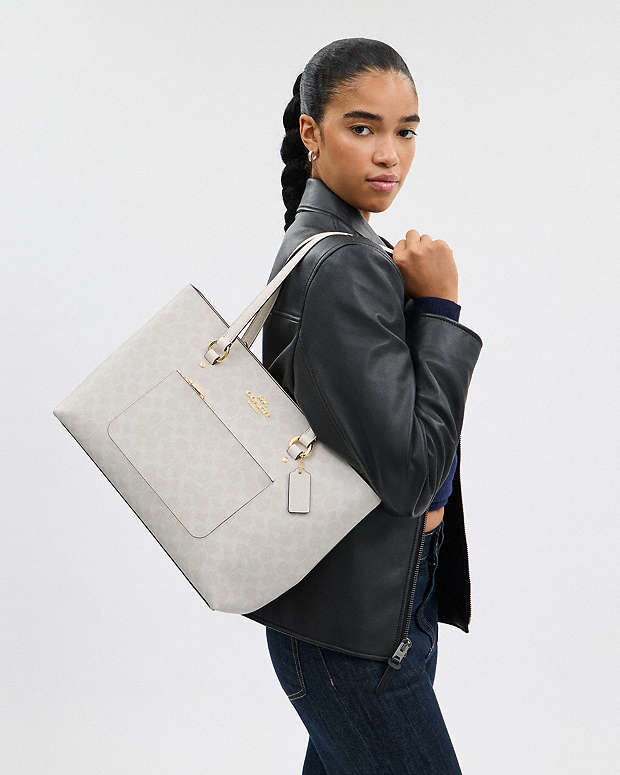 Station Tote Bag In Signature Canvas Signature Canvas-Gold-White-Chalk Signature Canvas-Gold-White-Chalk
