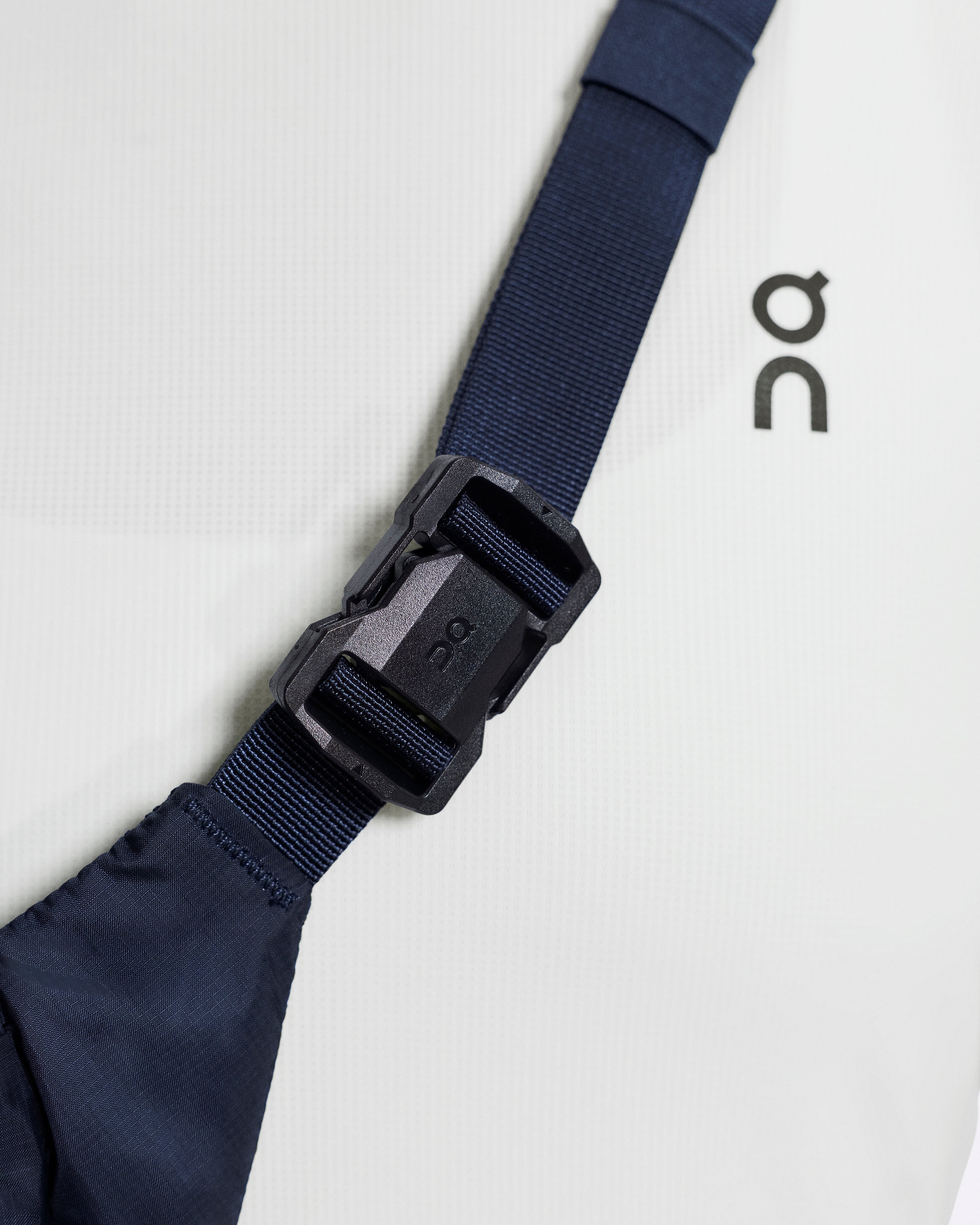 On Waist Pack 2L Lite Navy