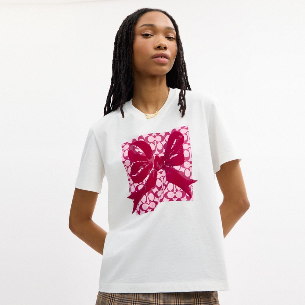 Coach Signature Square Bow Classic T Shirt In Organic Cotton Vintage Ivory Fuchsia