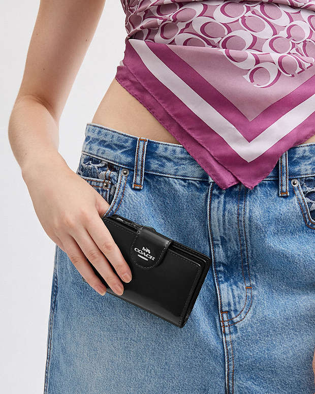 Medium Corner Zip Wallet Novelty Leather-Silver-Black Novelty Leather-Silver-Black