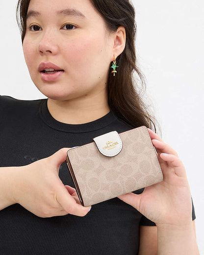 Medium Corner Zip Wallet In Signature Canvas Signature Canvas-Gold-Sand-Chalk Signature Canvas-Gold-Sand-Chalk