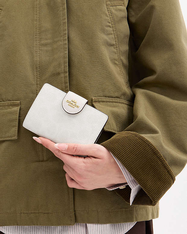 Medium Corner Zip Wallet In Signature Canvas Signature Canvas-Gold-White-Chalk Signature Canvas-Gold-White-Chalk