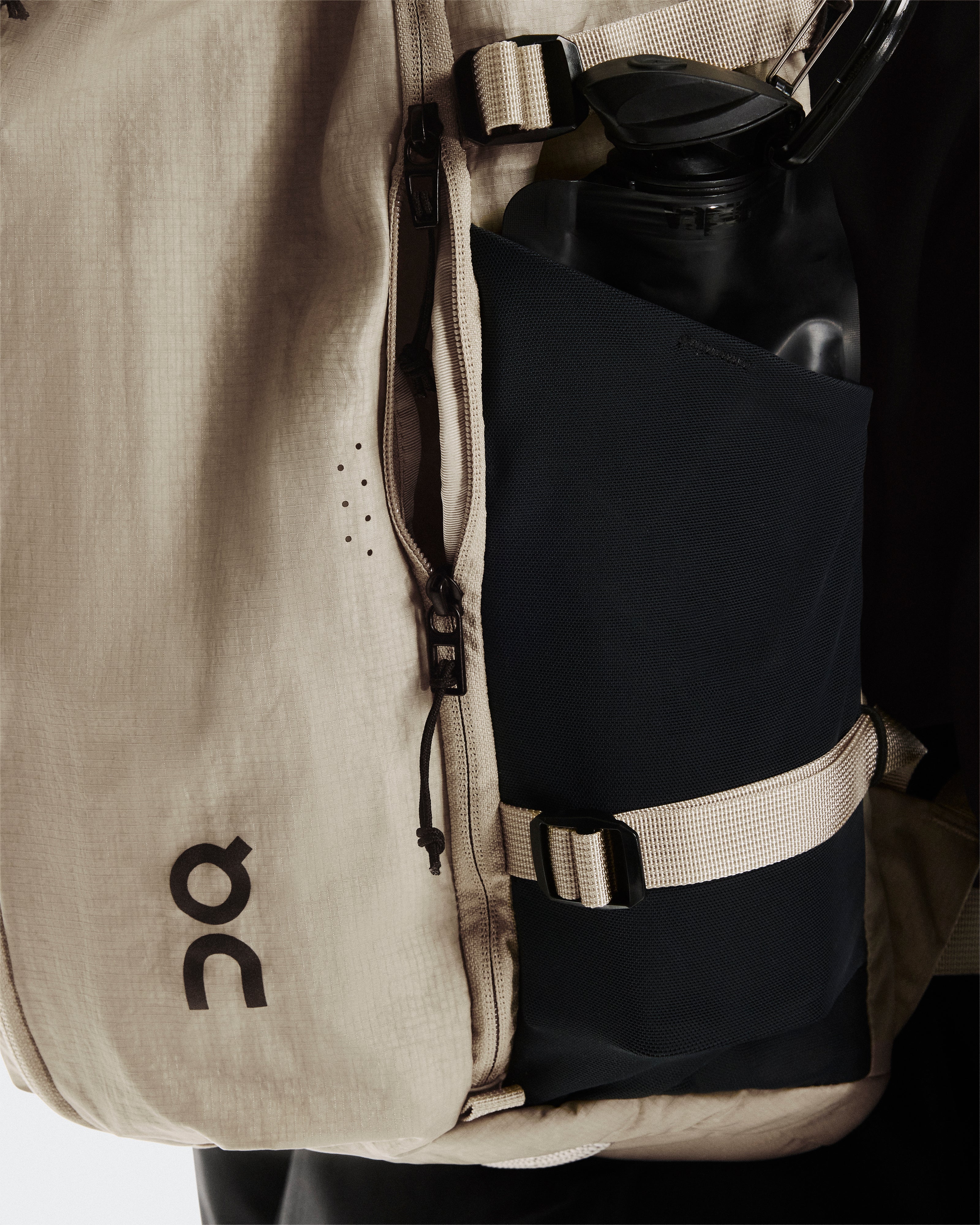 On Speed Pack 30L Sand | Black – Kicks Machine