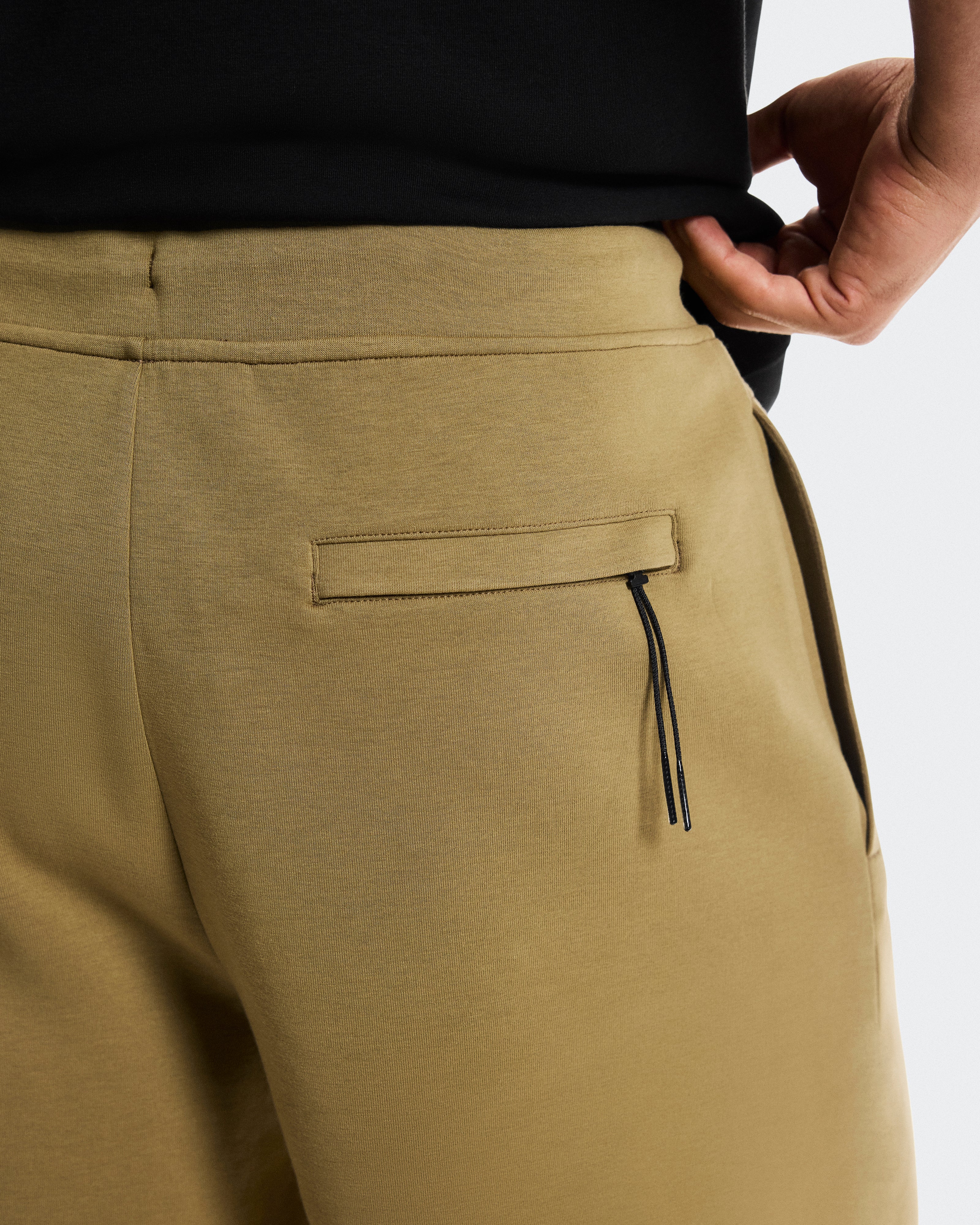 On Focus Tech Shorts Nutmeg