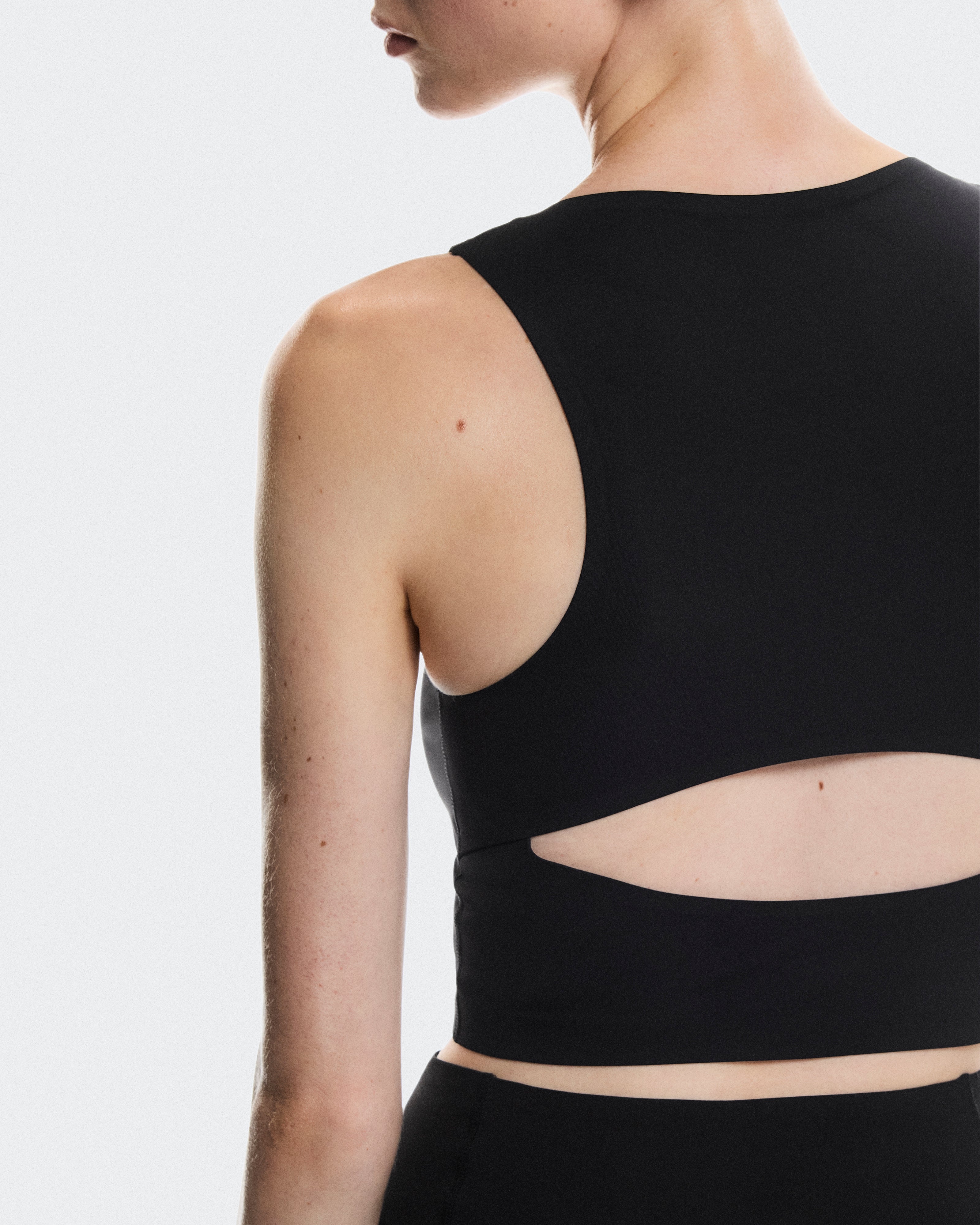 On Studio Open Back Crop Black (Women'S)