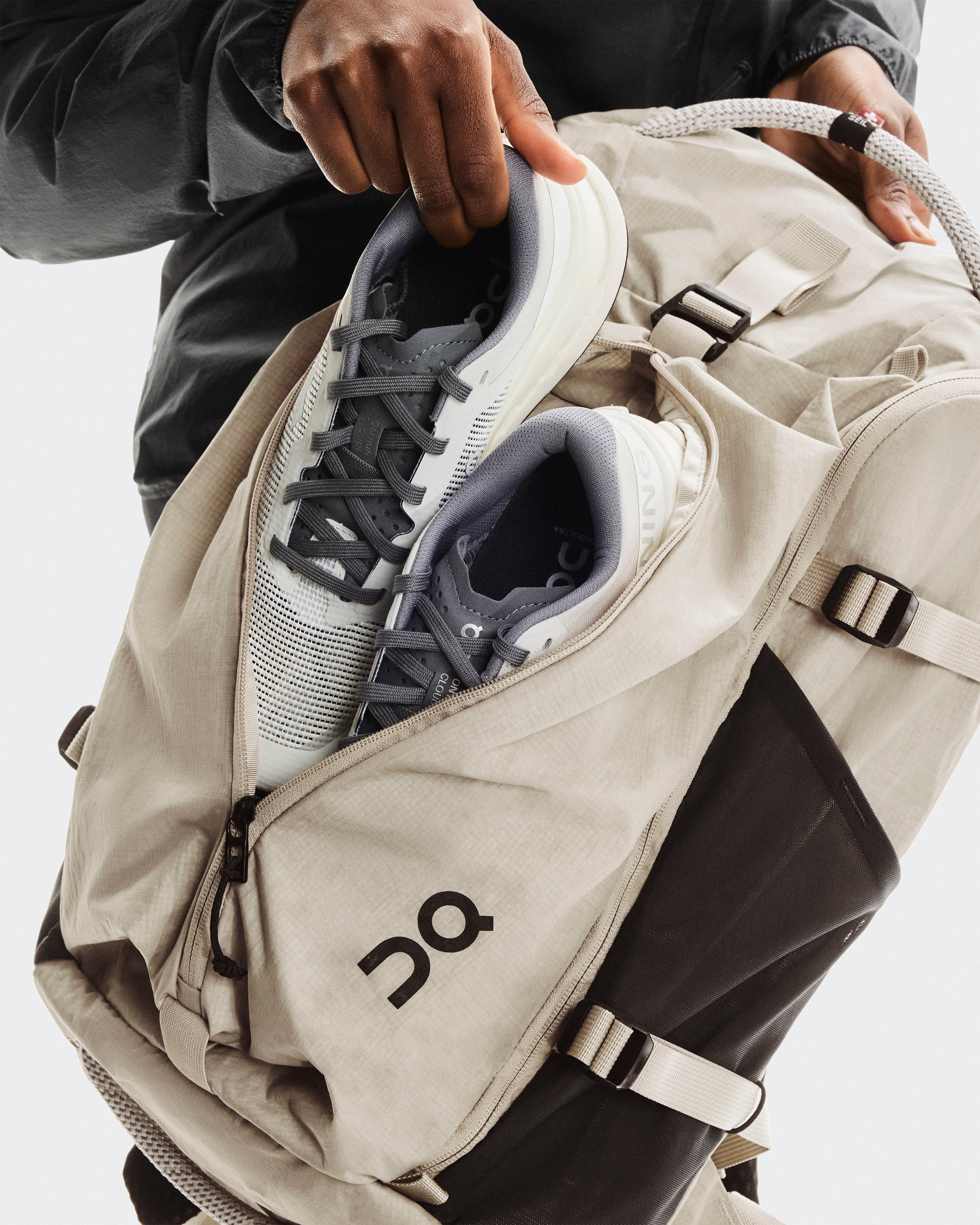 On Speed Pack 30L Sand | Black