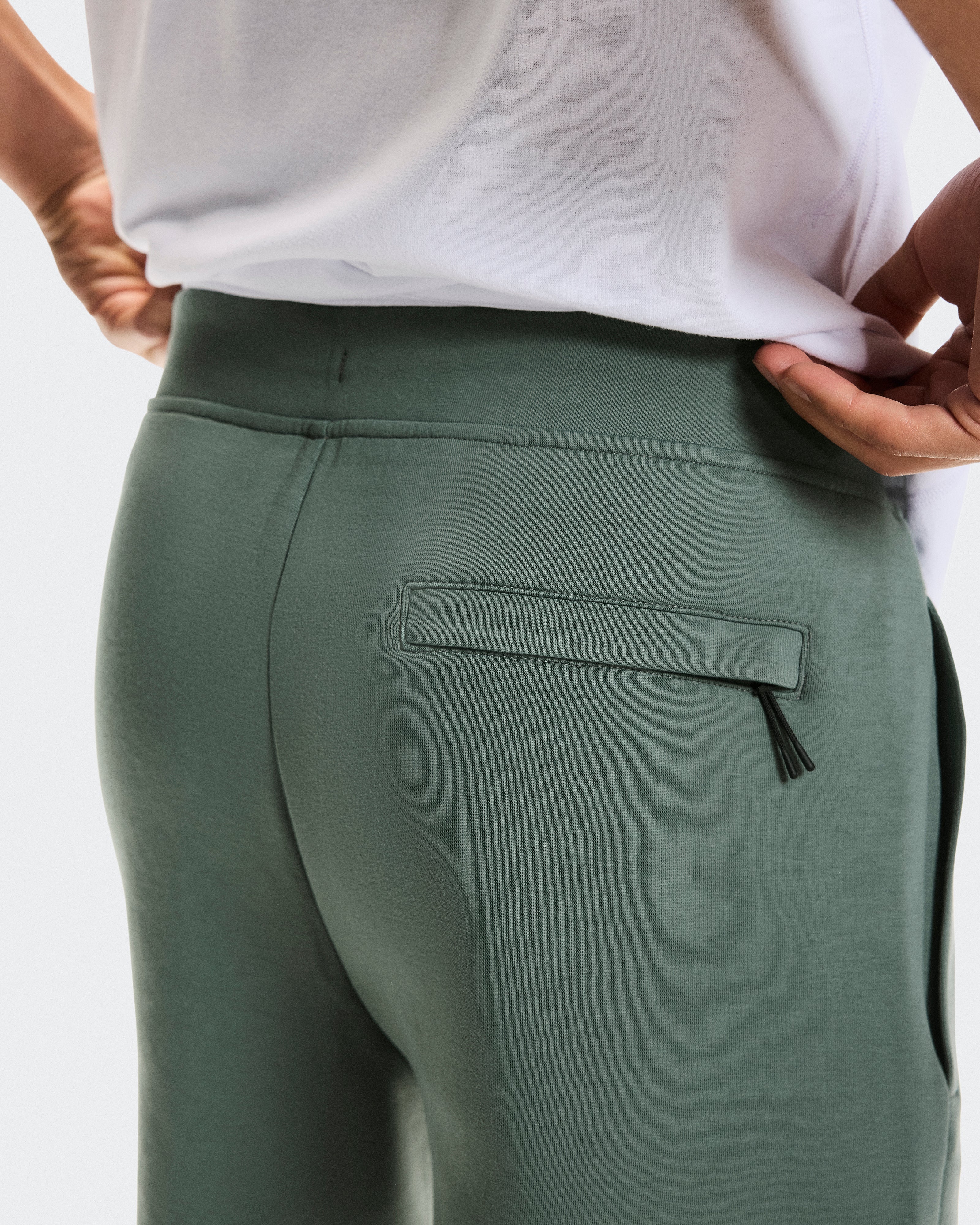 On Focus Tech Shorts Olive