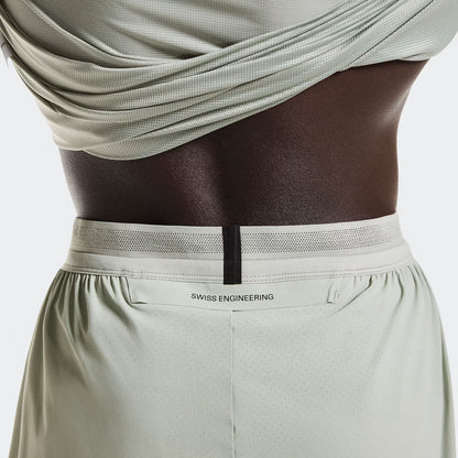 On 7" Performance Shorts Tin