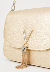Valentino Divina Handbag Oro