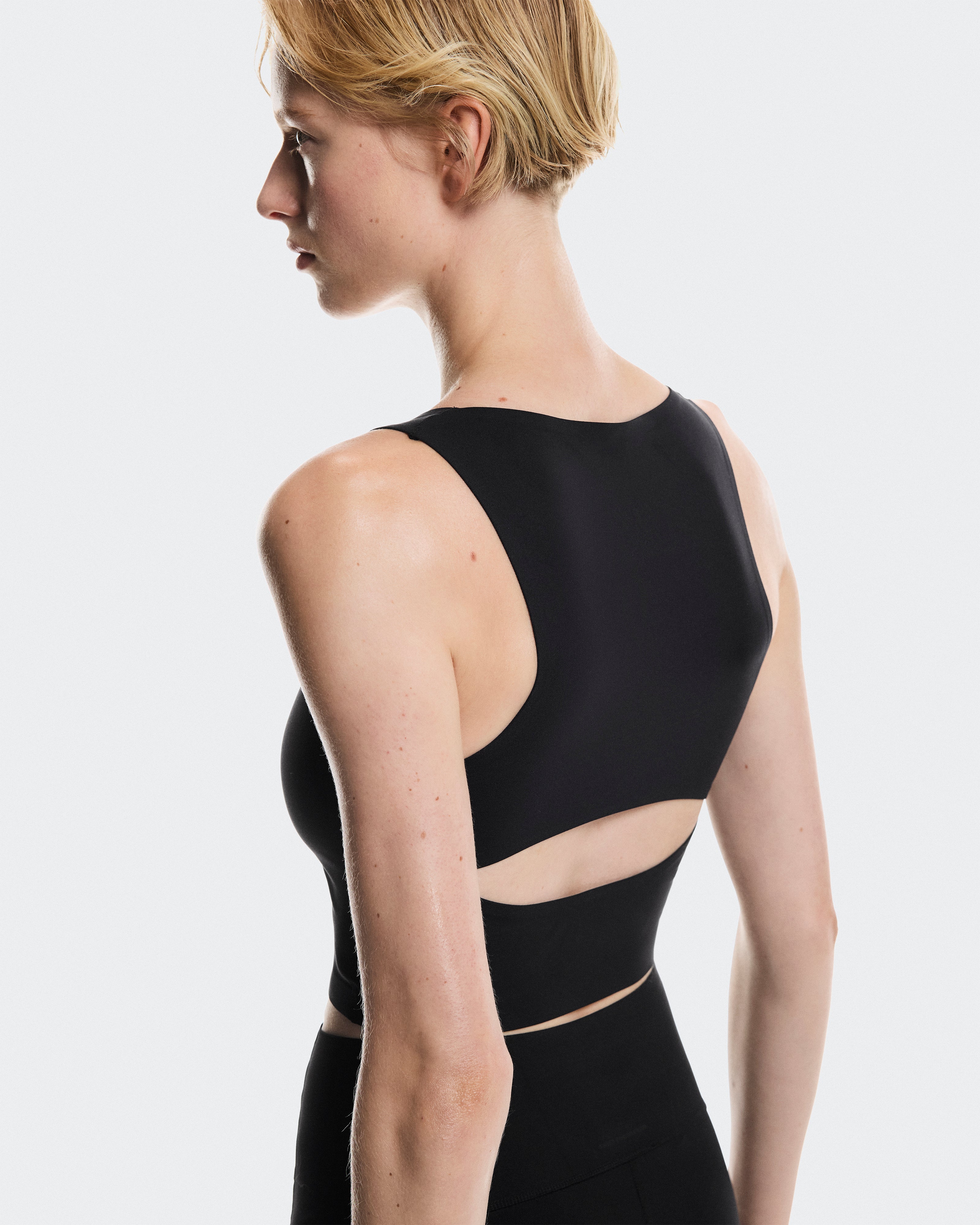 On Studio Open Back Crop Black (Women's)