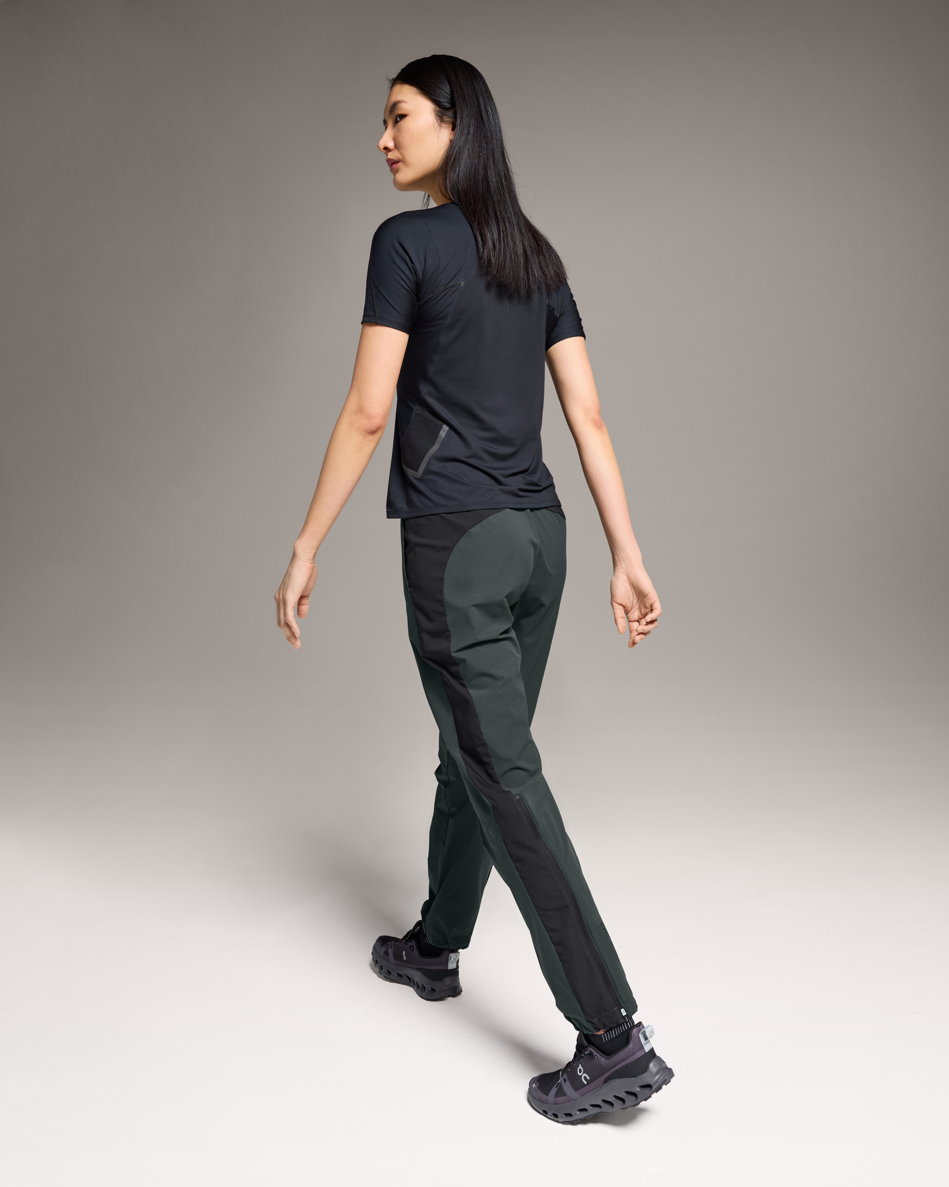 On Track Pants Lead | Black (Women'S)