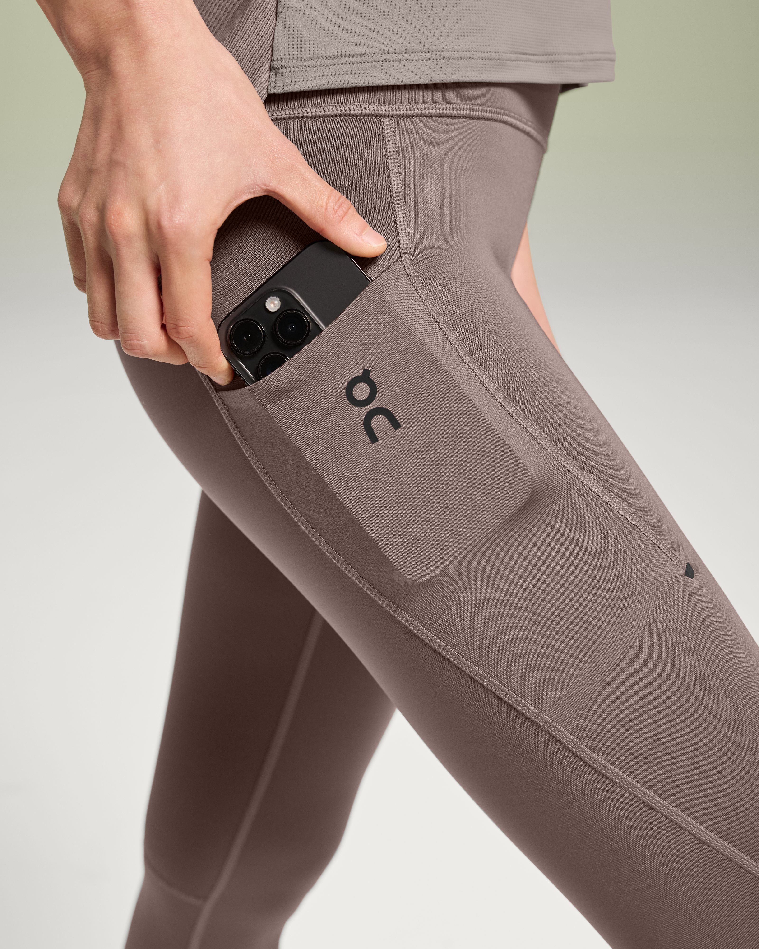 on performance tights Ash (Women's)