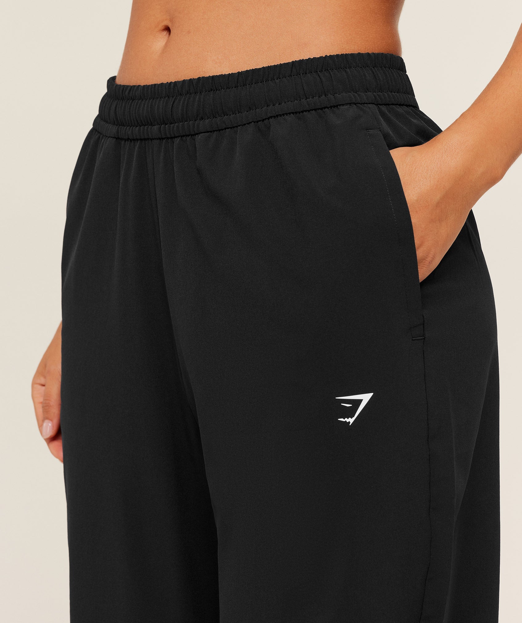 Women's Gymshark Training Everyday Woven Straight Leg Short Pants Gs Black
