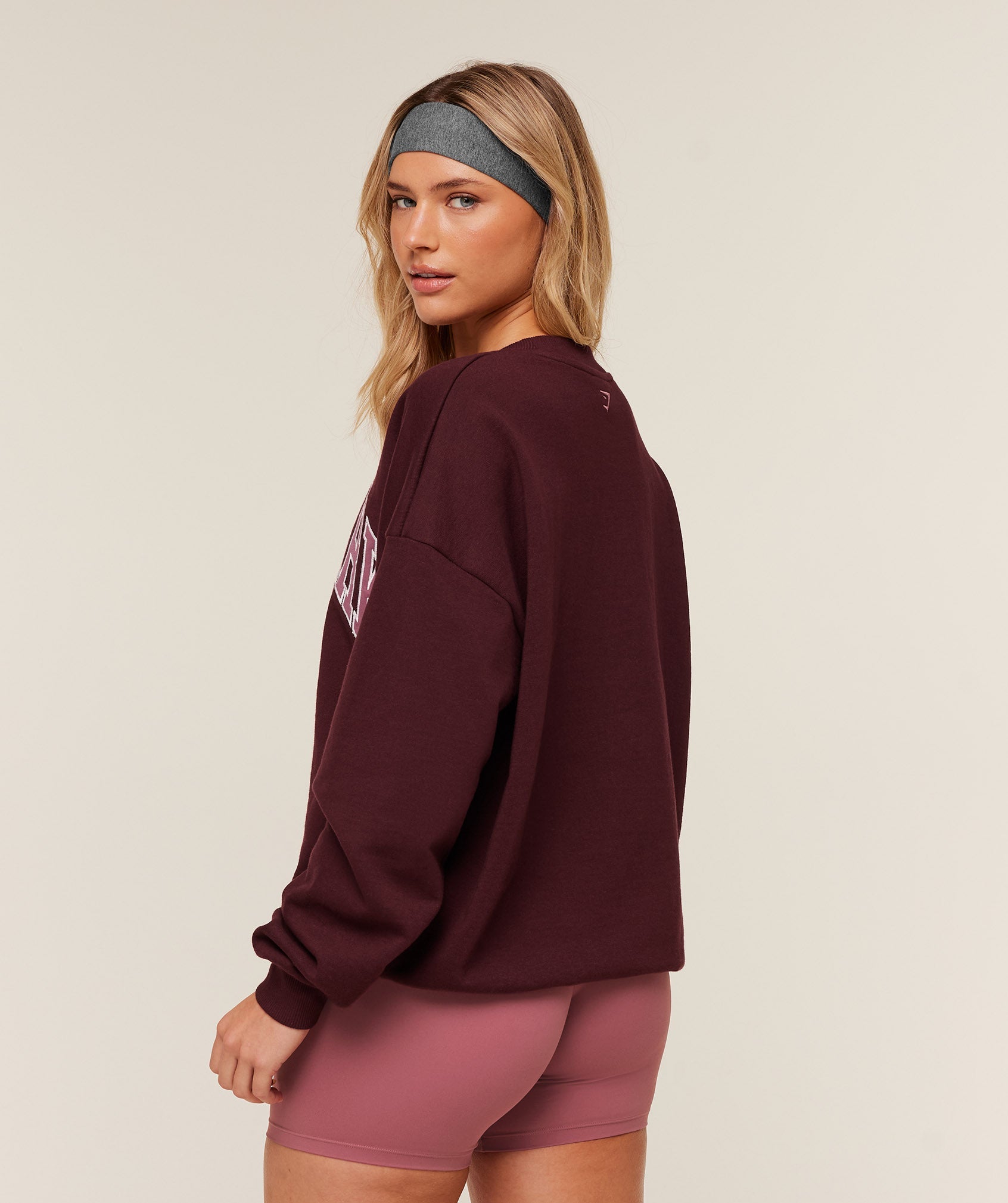 Women's Gymshark Collegiate Graphic Crew Neck Pullover Gs Rich Maroon