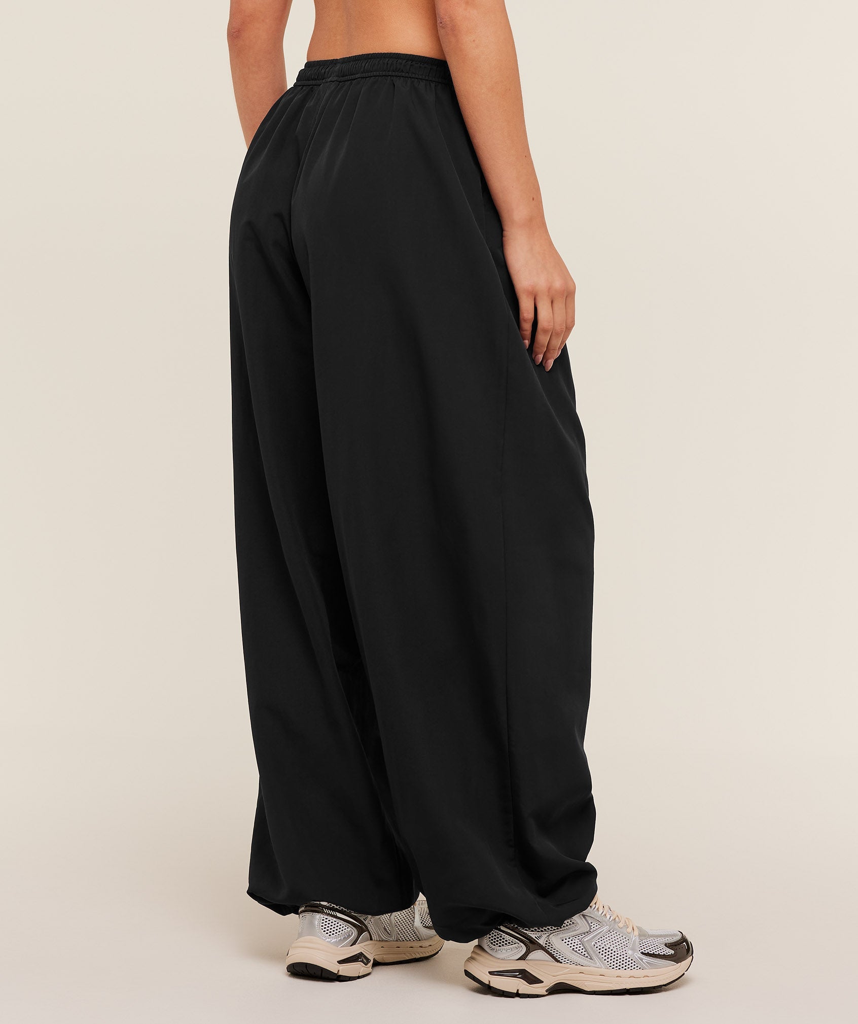 Women's Gymshark Weekend Lifestyle Parachute Pant Gs Black