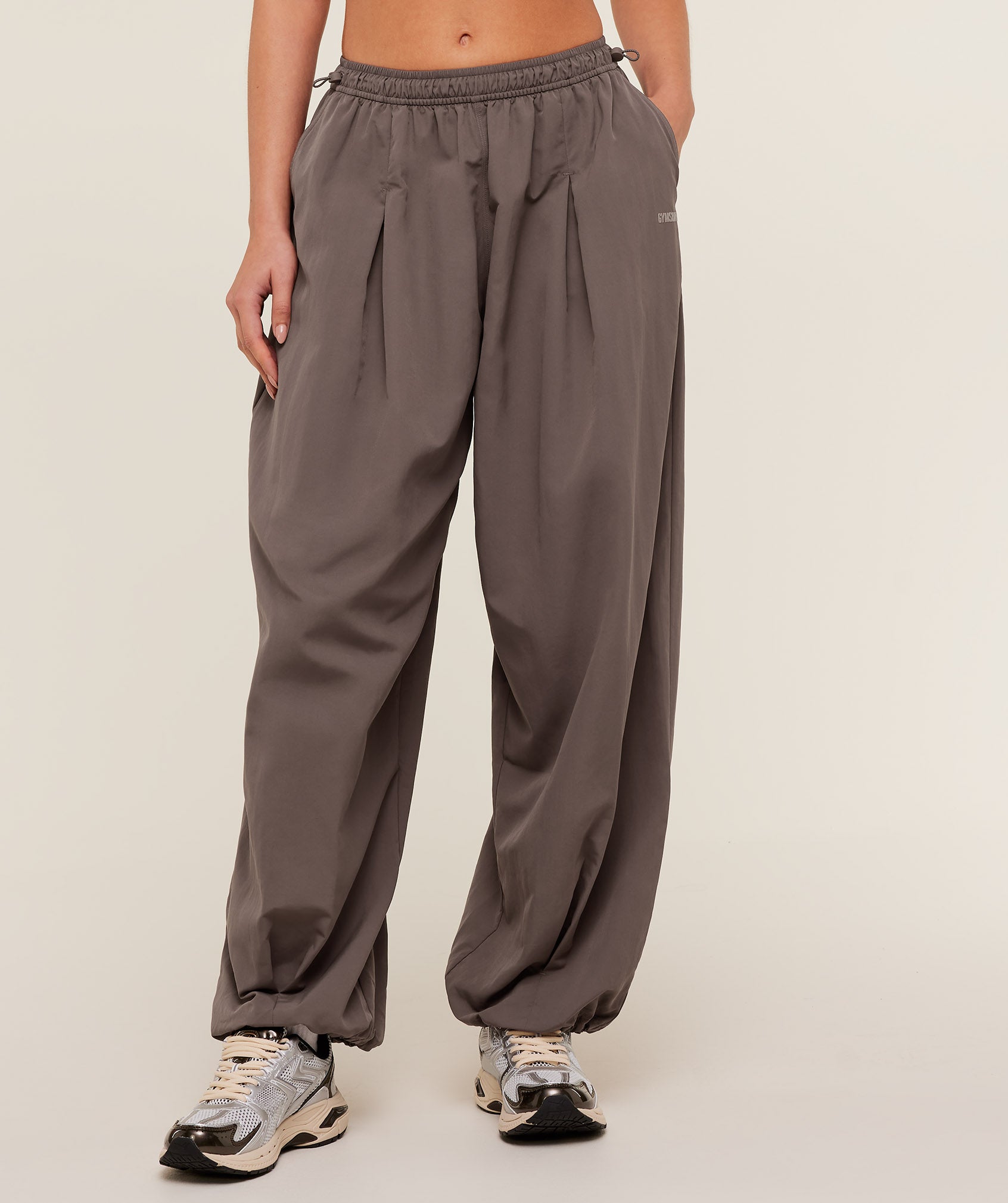 Women's Gymshark Weekend Lifestyle Parachute Pant Cool Brown