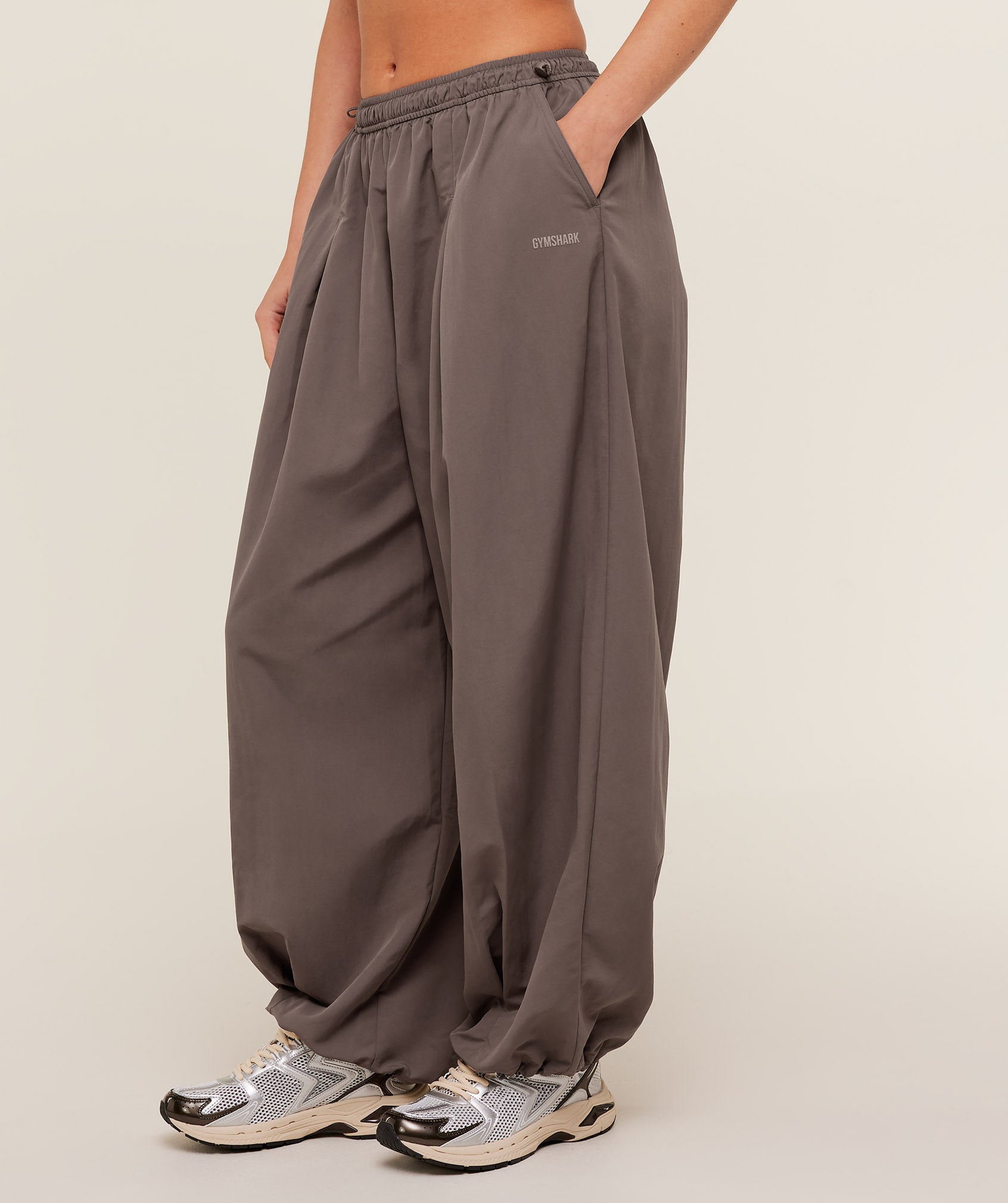Women's Gymshark Weekend Lifestyle Parachute Pant Cool Brown