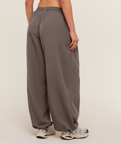 Women's Gymshark Weekend Lifestyle Parachute Pant Cool Brown