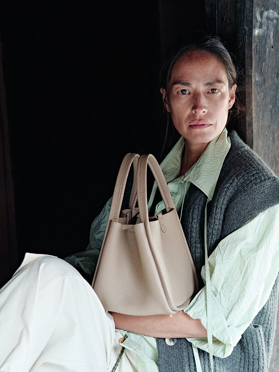 週末価格！Songmont medium bag cream apricot Songmont Medium Song Bag Cream Apricot India | Kicks Machine