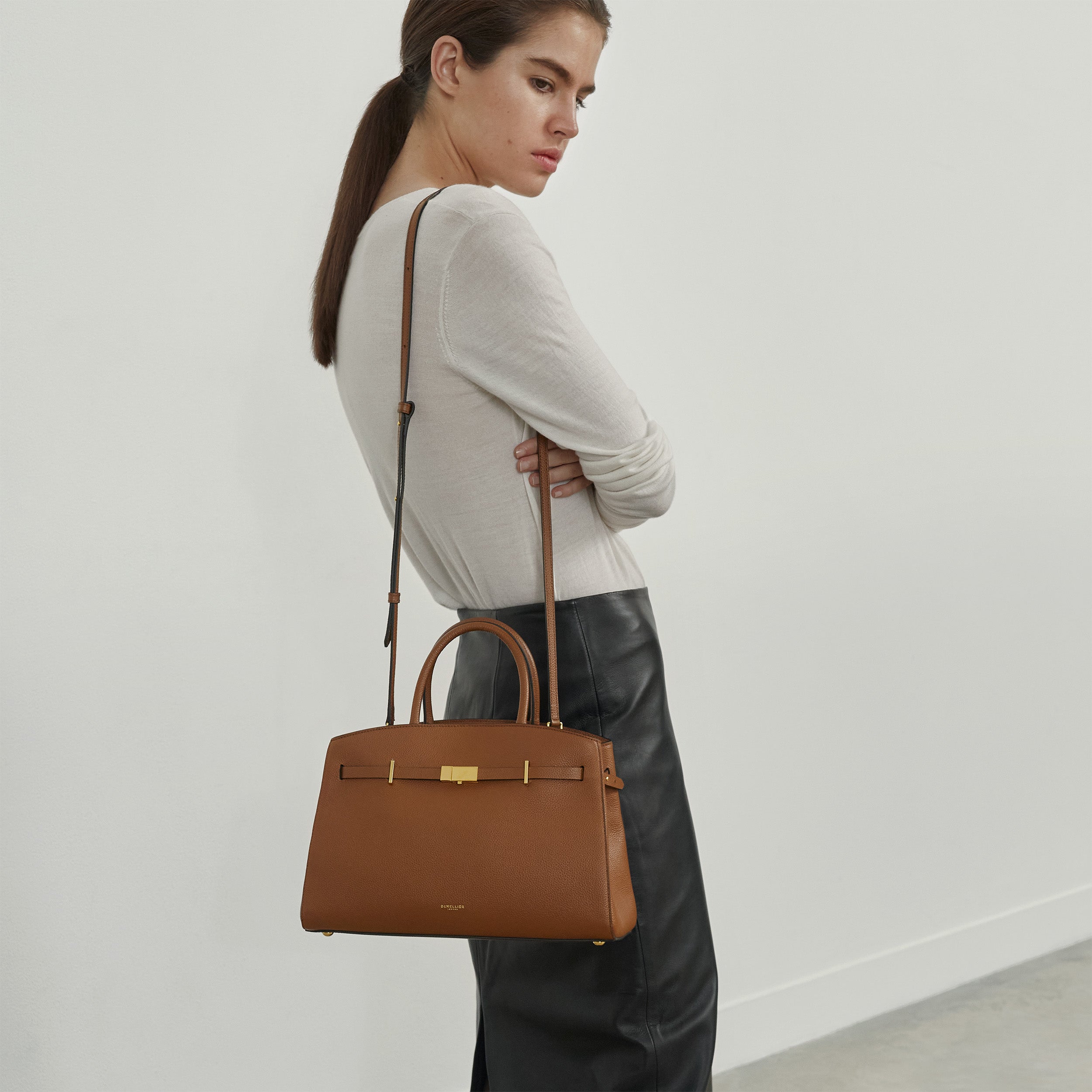 DeMellier The Midi Hudson tan small grain