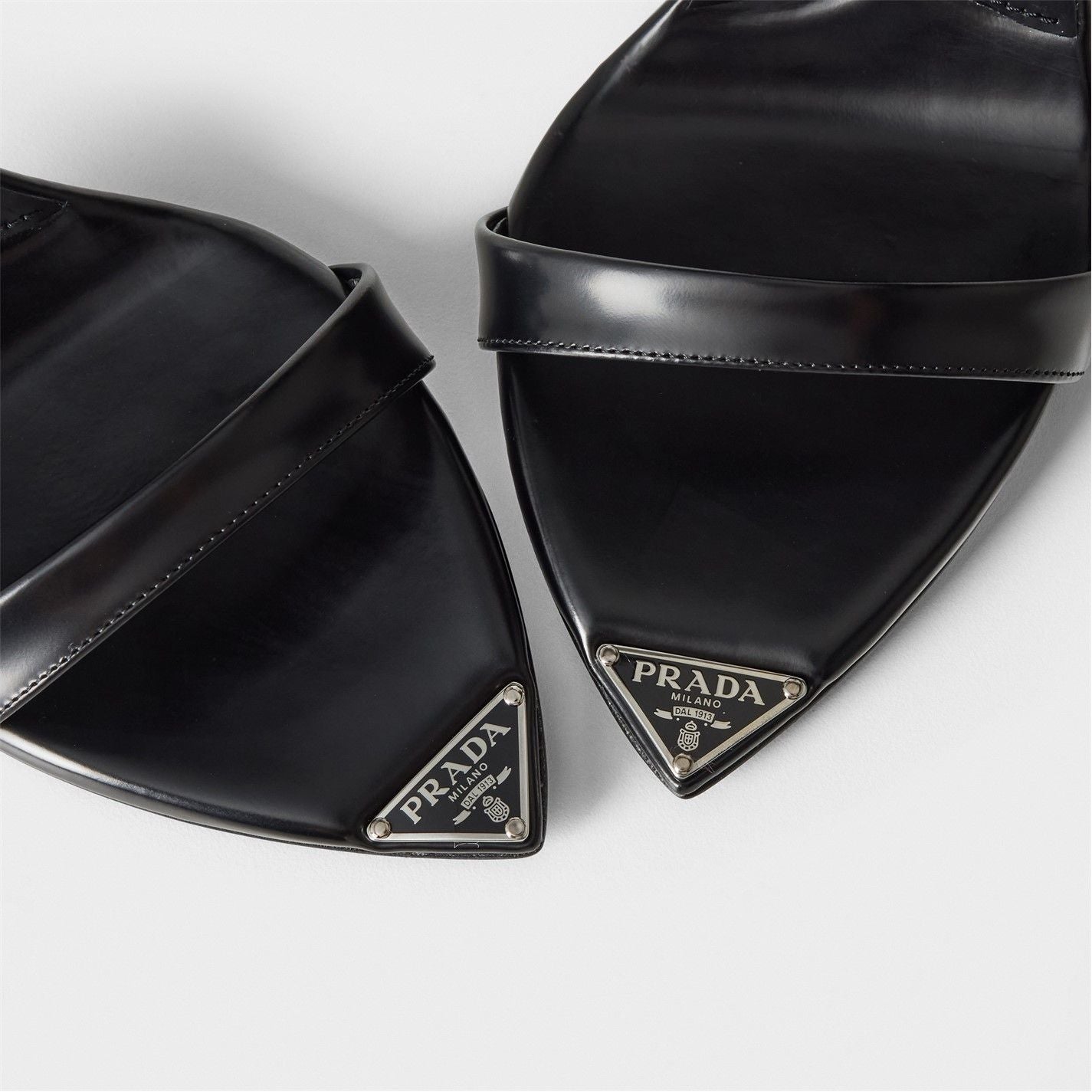  Prada Plaque Heel Ld54 Black