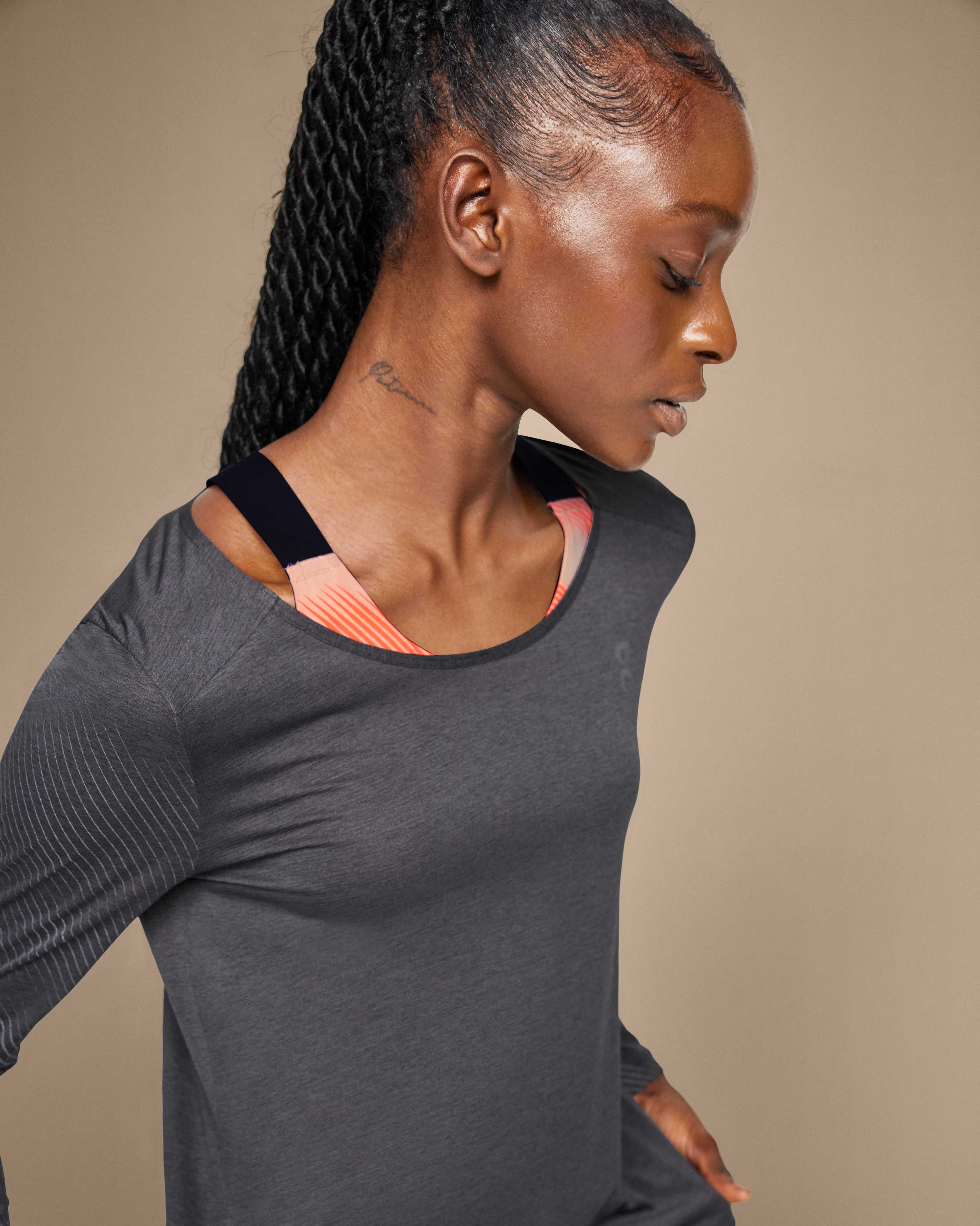 on performance long-t lumos Black | Iron (Women's)