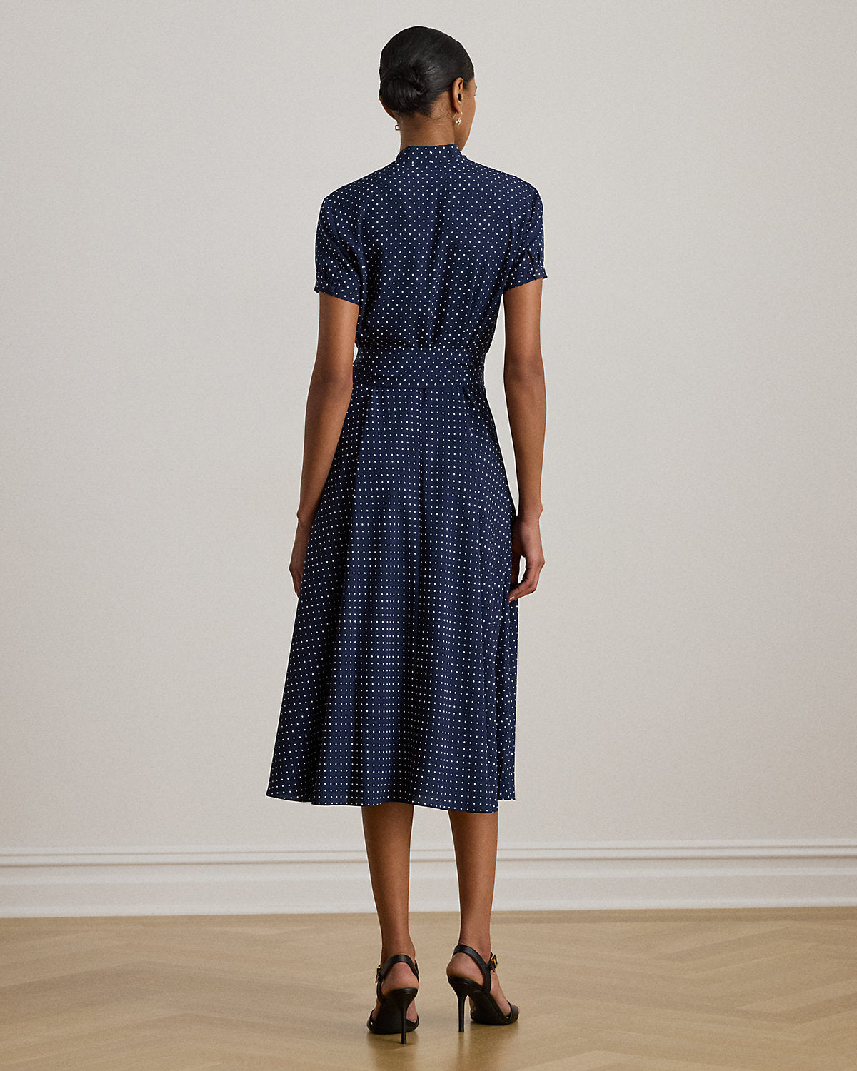 #color_navy/white