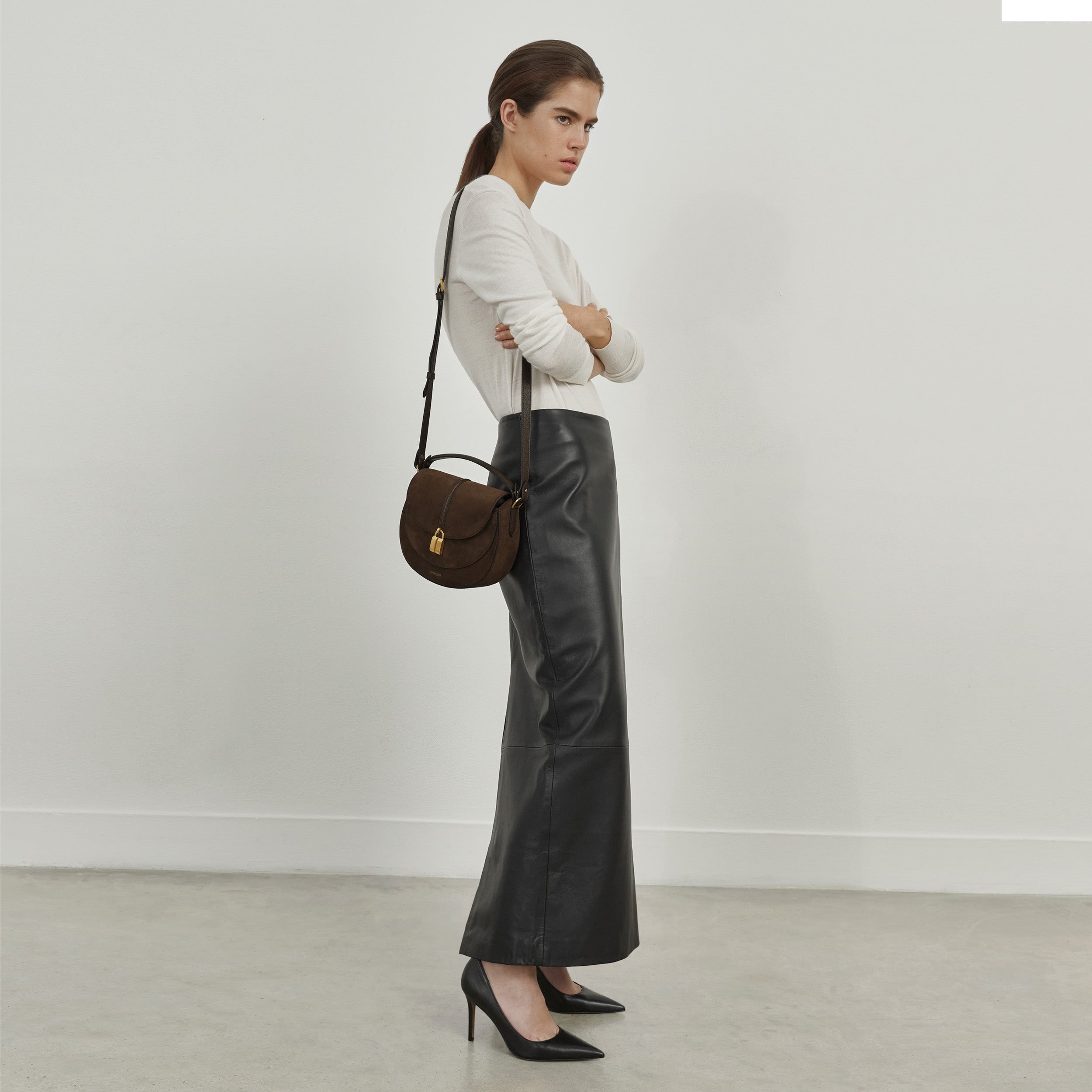 DeMellier The Siena Saddle mocha suede & mocha small grain