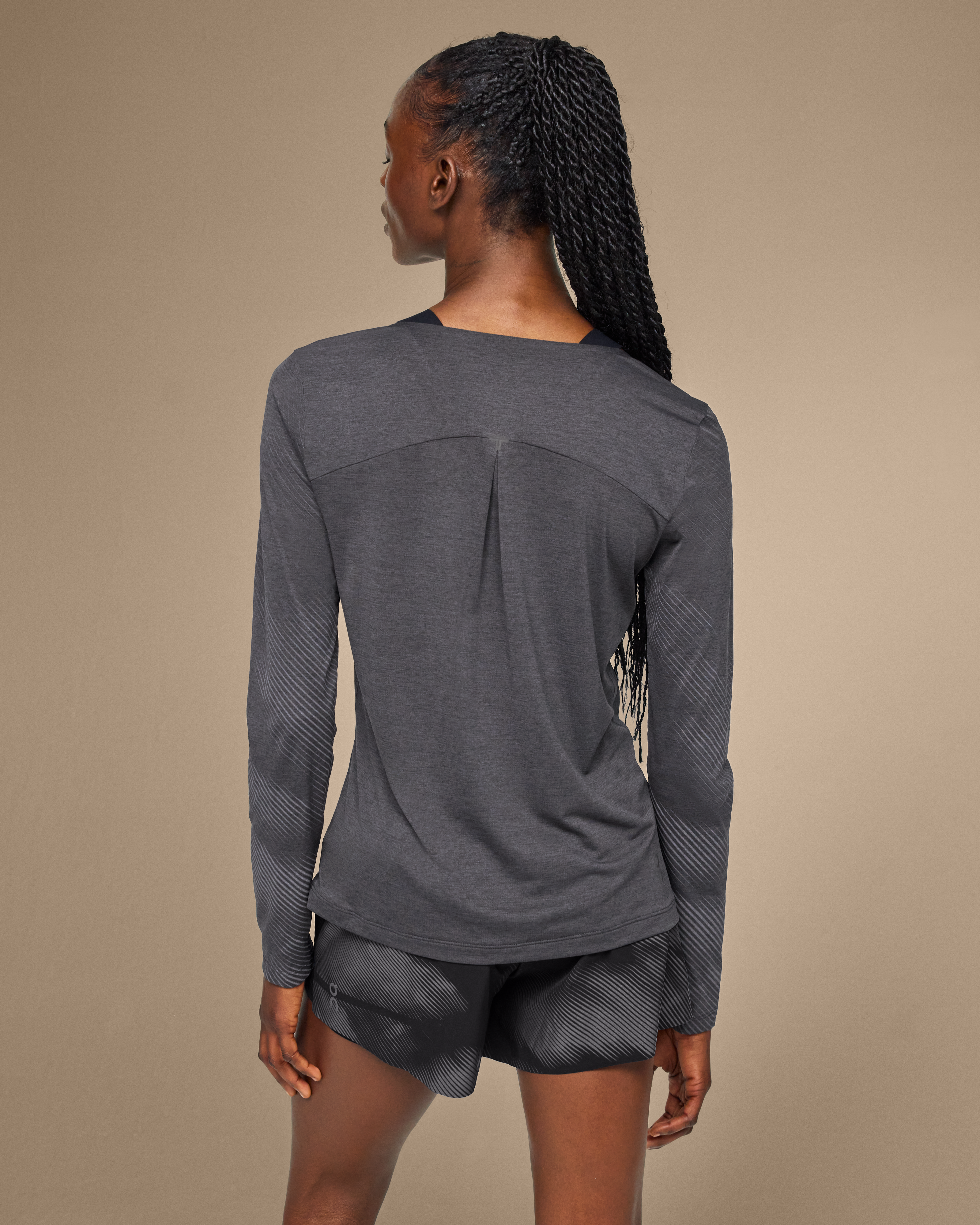 on performance long-t lumos Black | Iron (Women's)